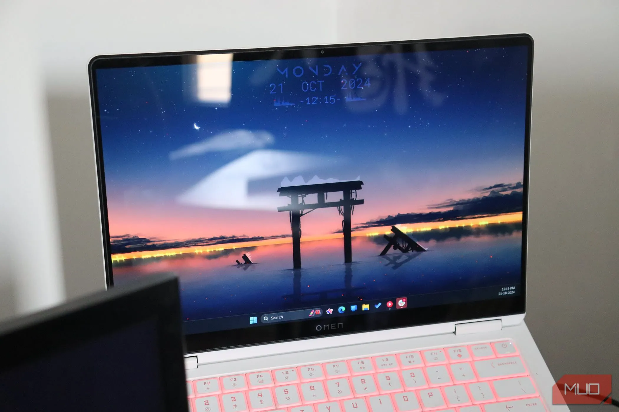 Màn hình laptop HP Omen Transcend 14 với góc nhìn rộng, cho thấy màu sắc vẫn chân thực ngay cả khi nhìn từ các góc khác nhau, một ưu điểm của tấm nền OLED
