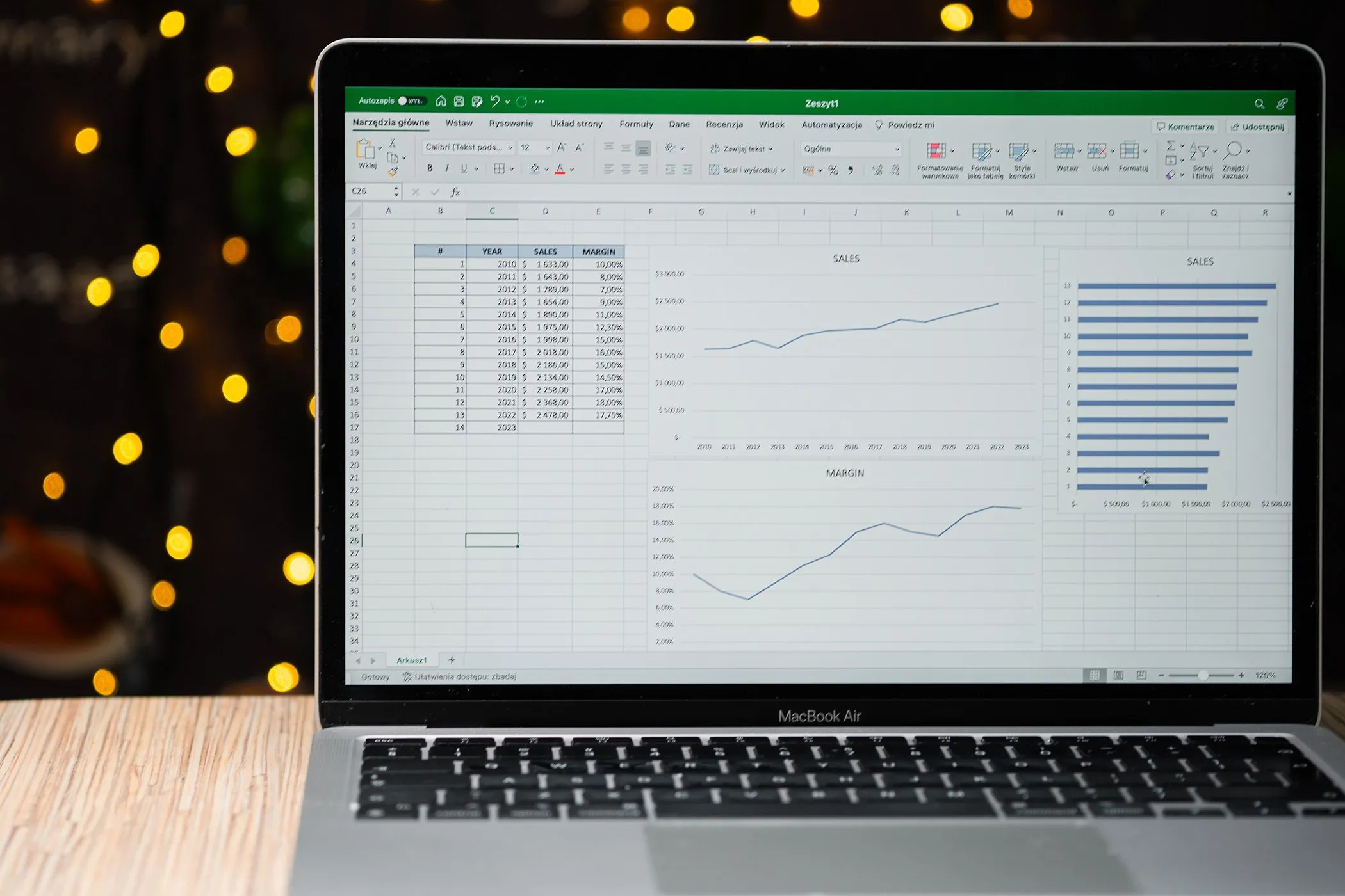 Màn hình laptop MacBook Air hiển thị giao diện Microsoft Excel