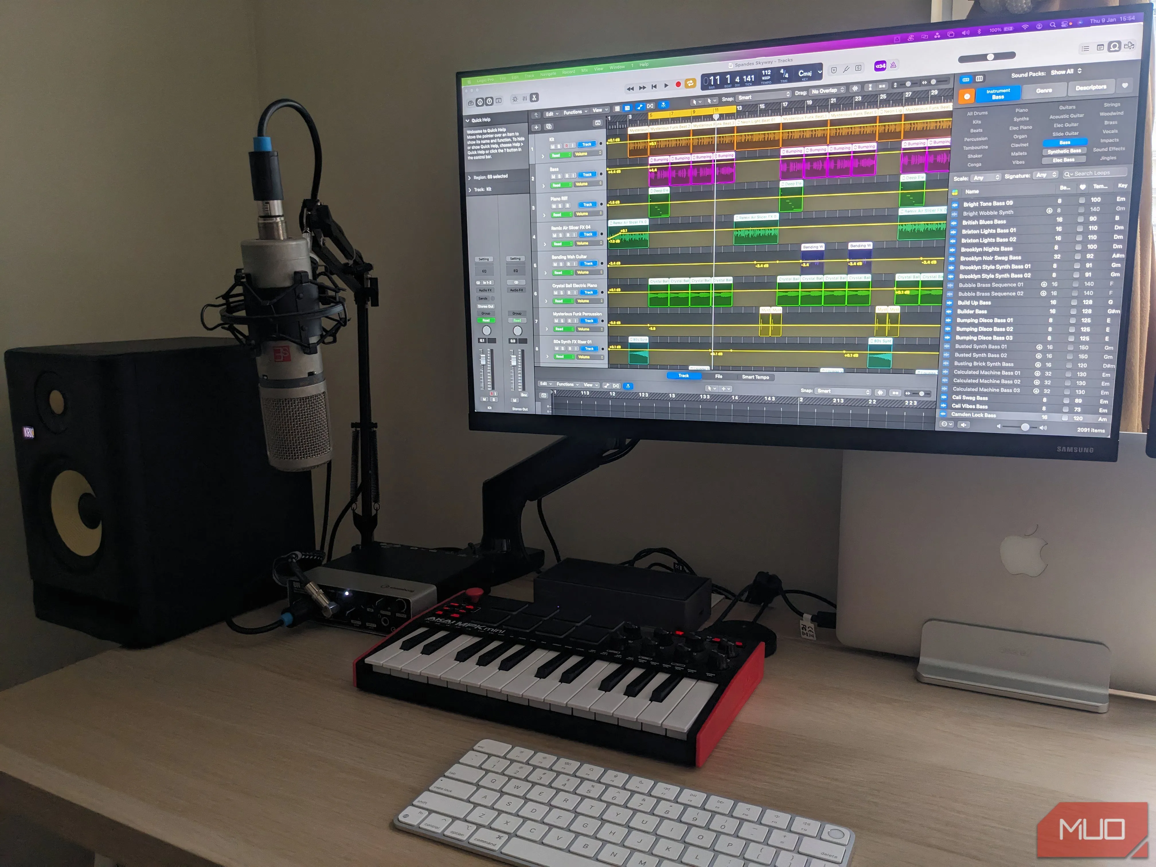 Màn hình máy tính hiển thị giao diện Logic Pro, một phần mềm DAW chuyên nghiệp để sáng tạo âm nhạc thủ công