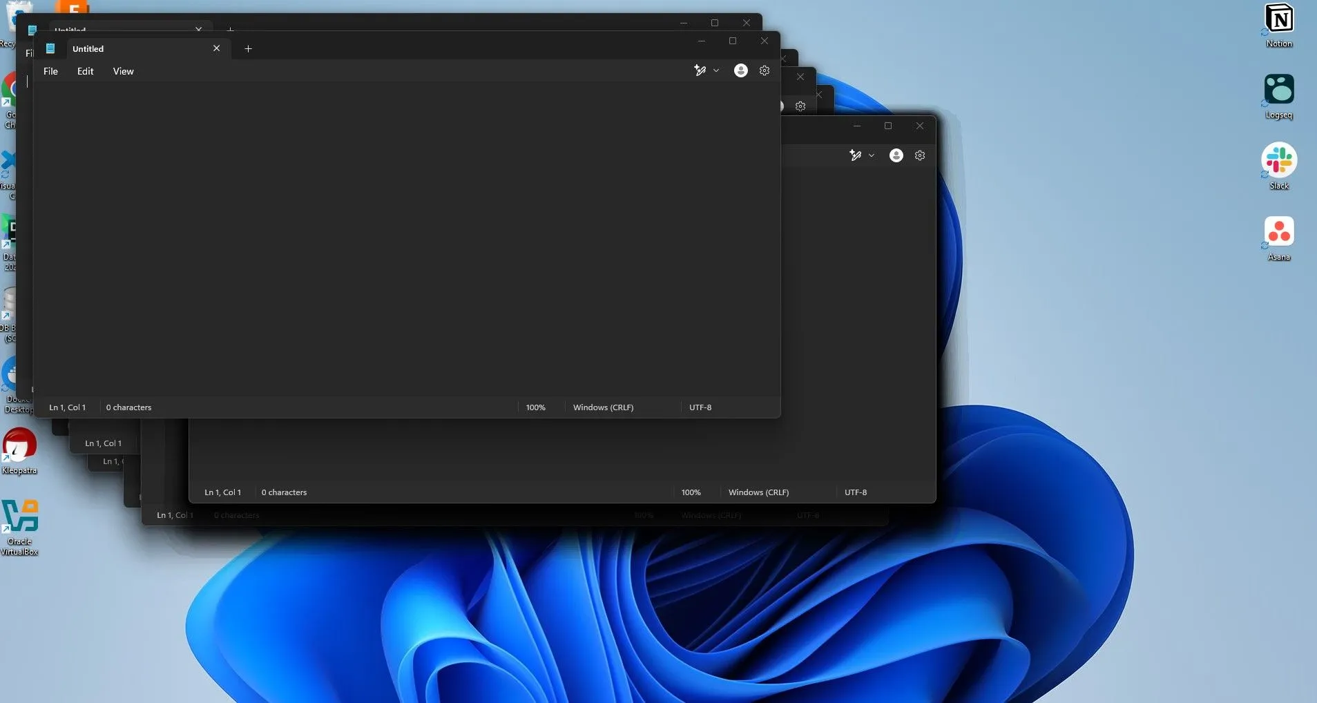 Màn hình máy tính với nhiều cửa sổ Notepad mở ra liên tục thông qua lệnh PowerShell