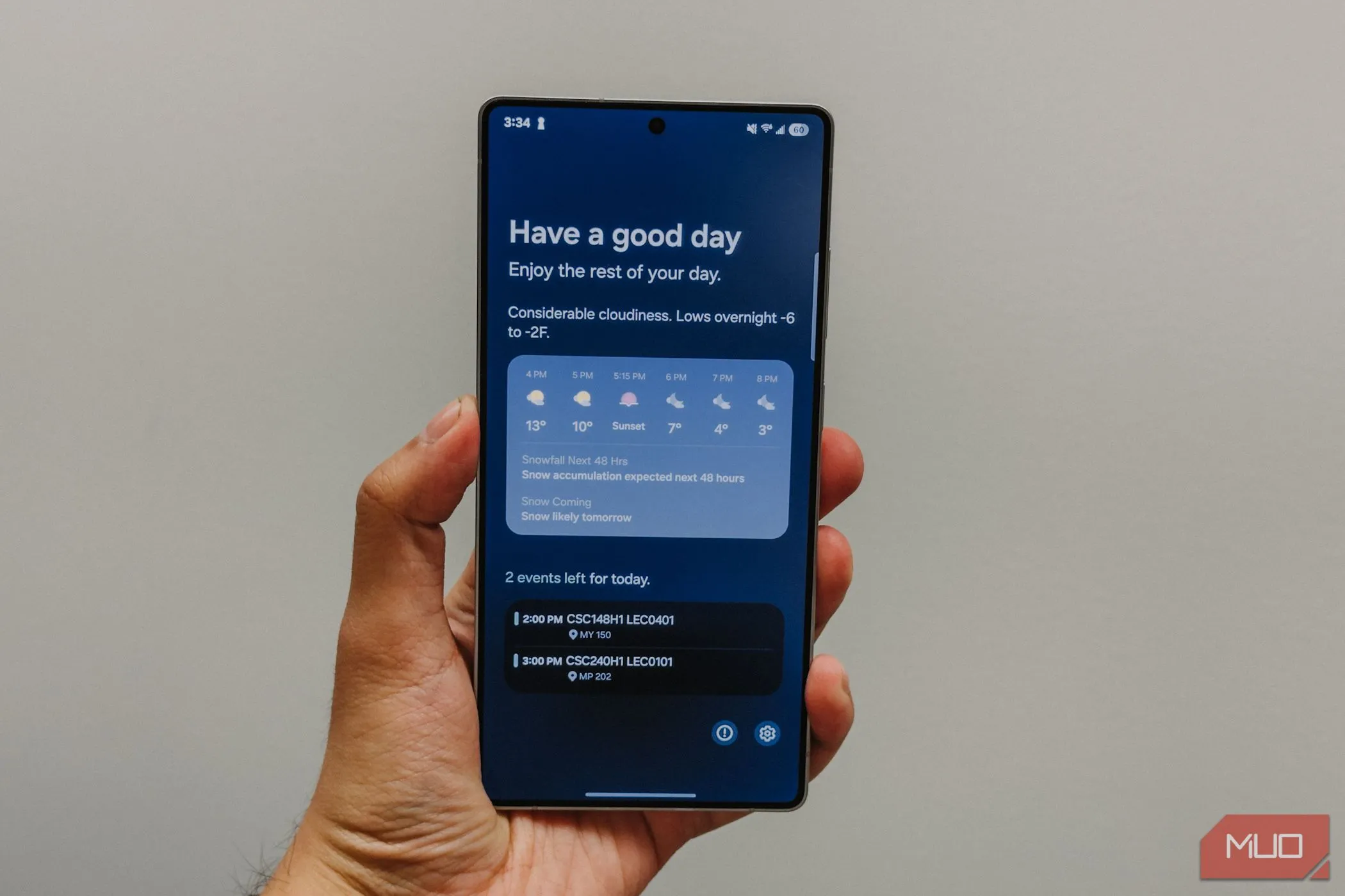 Màn hình Samsung Galaxy S25 Ultra hiển thị giao diện Now Briefing trên tay người dùng