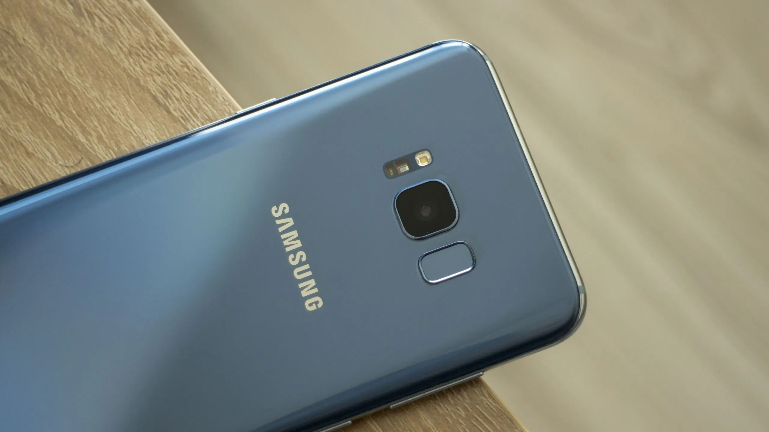 Mặt lưng điện thoại Samsung Galaxy S8 Plus với cảm biến nhịp tim gần camera