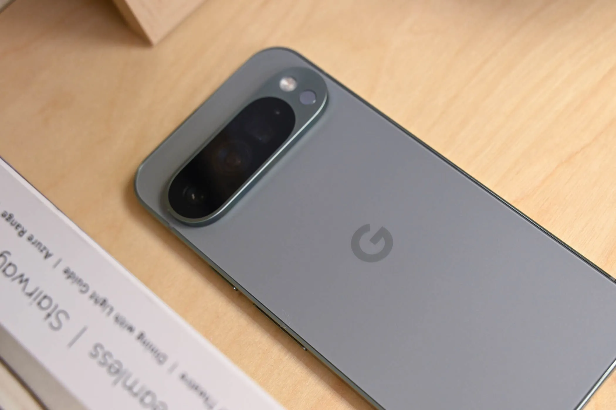 Mặt sau của điện thoại Google Pixel 9 Pro màu đen