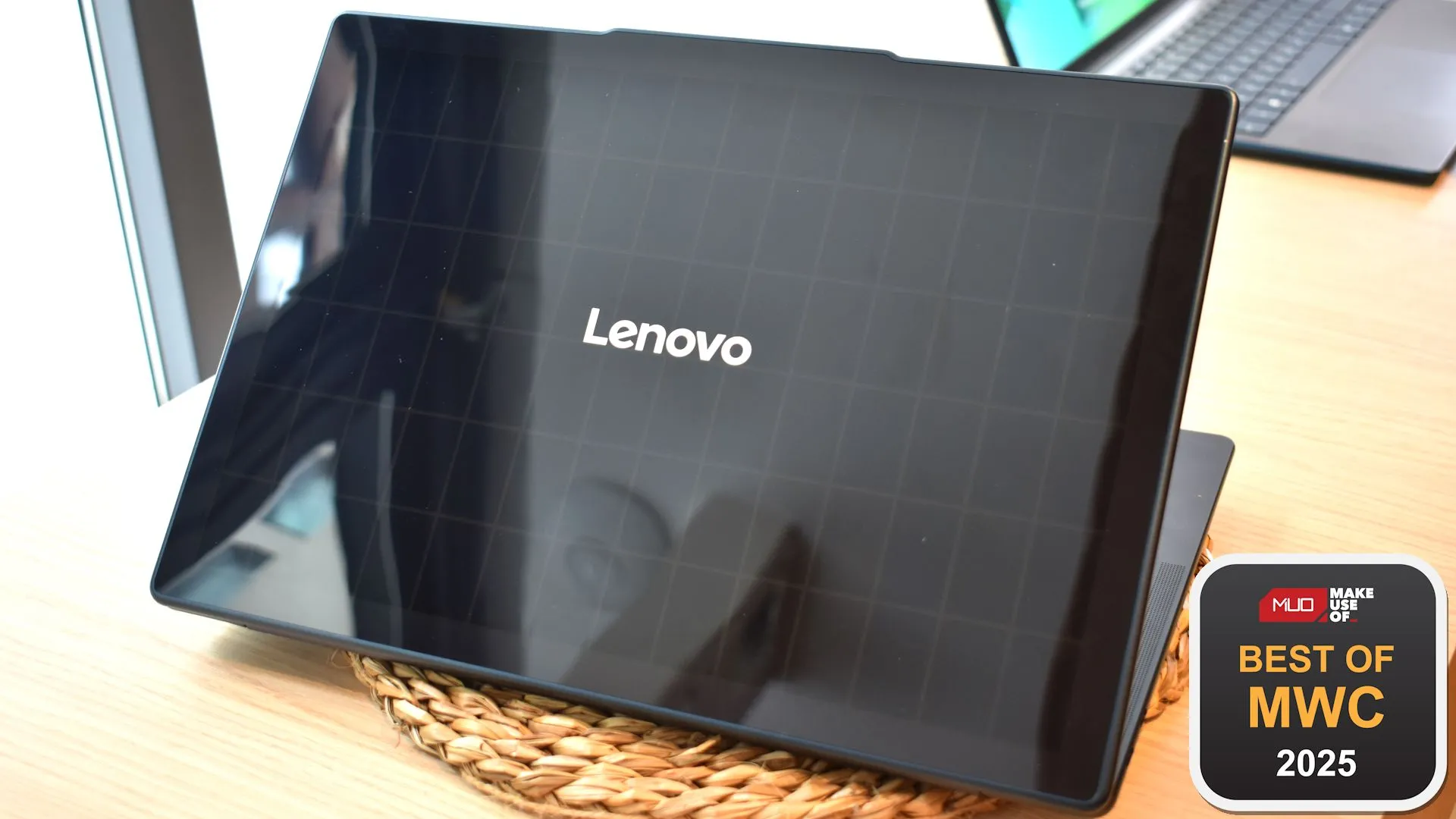 Mặt sau của laptop Lenovo Yoga Solar PC với tấm pin năng lượng mặt trời tích hợp trên nắp máy tại MWC 2025.