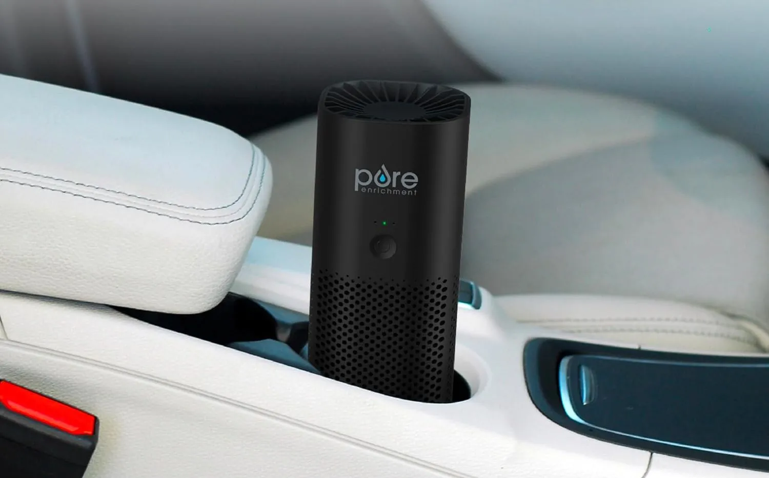 Máy lọc không khí di động PureZone Mini đặt trong hộc đựng cốc của ô tô
