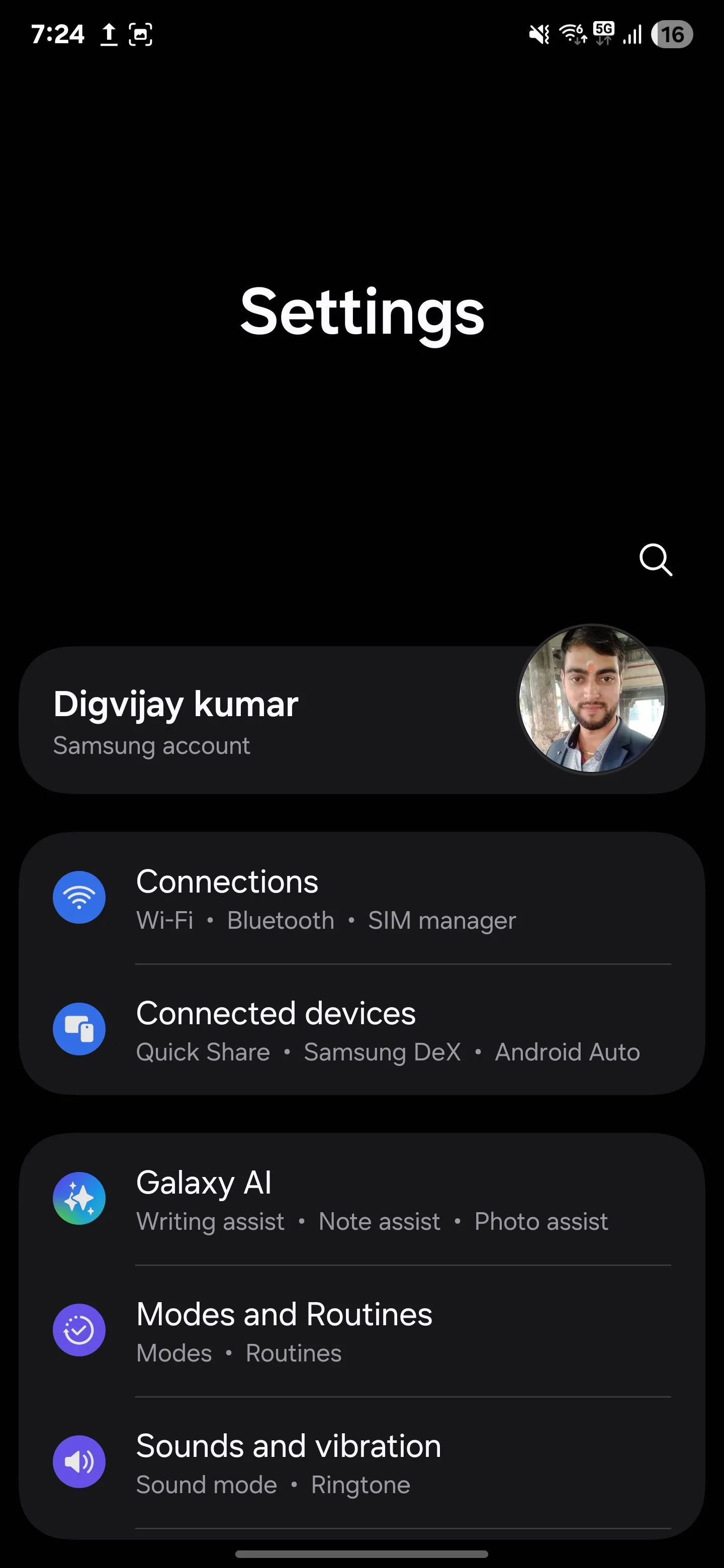 Menu Cài đặt chính trên điện thoại Samsung.