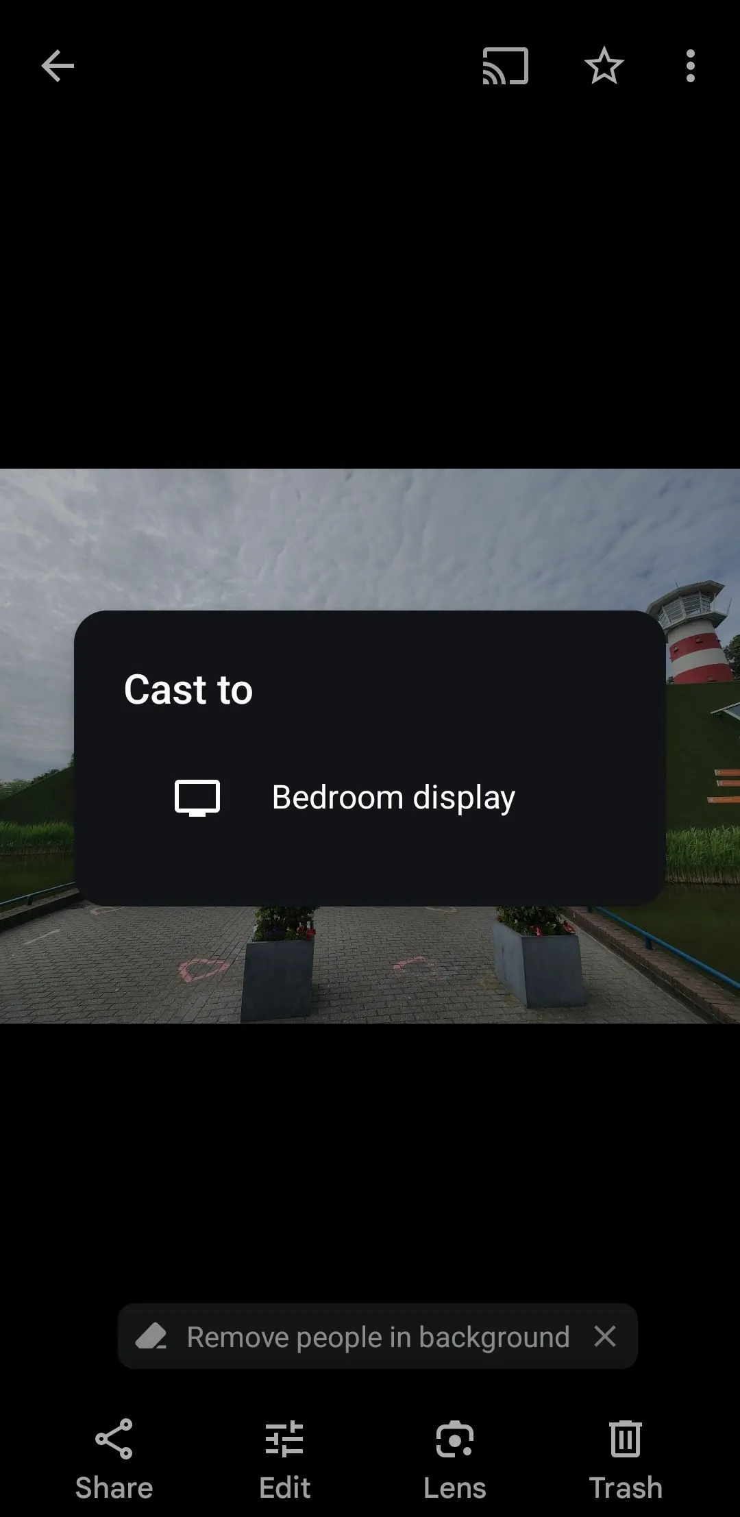 Menu Cast trong ứng dụng Google Photos trên điện thoại hiển thị các thiết bị TV khả dụng để truyền tải nội dung