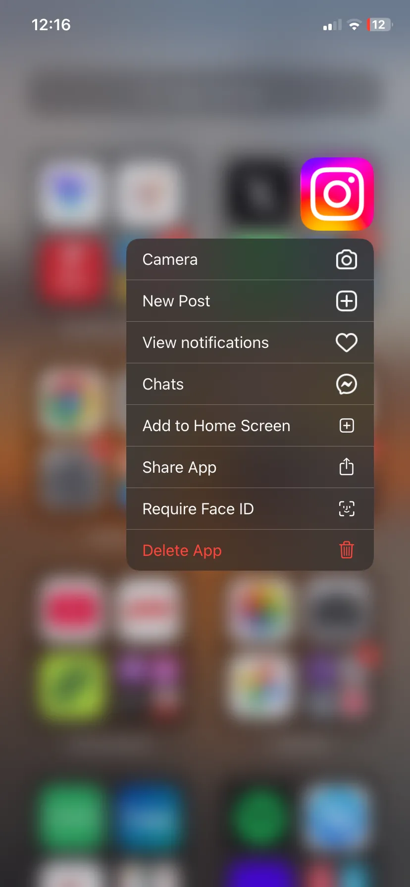 Menu tác vụ nhanh của ứng dụng Instagram hiển thị các tùy chọn như chụp ảnh, xem tin nhắn và tạo bài đăng