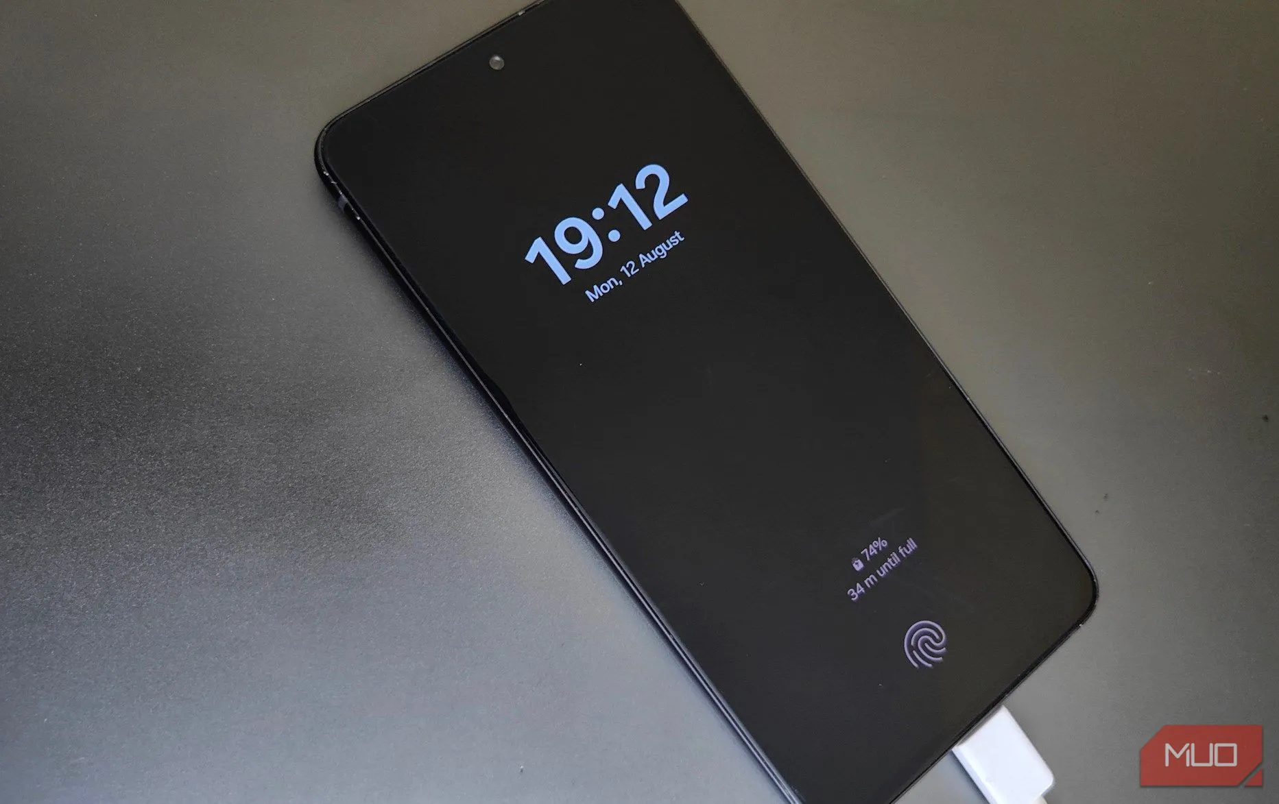 Một chiếc điện thoại Samsung đang sạc trên bàn