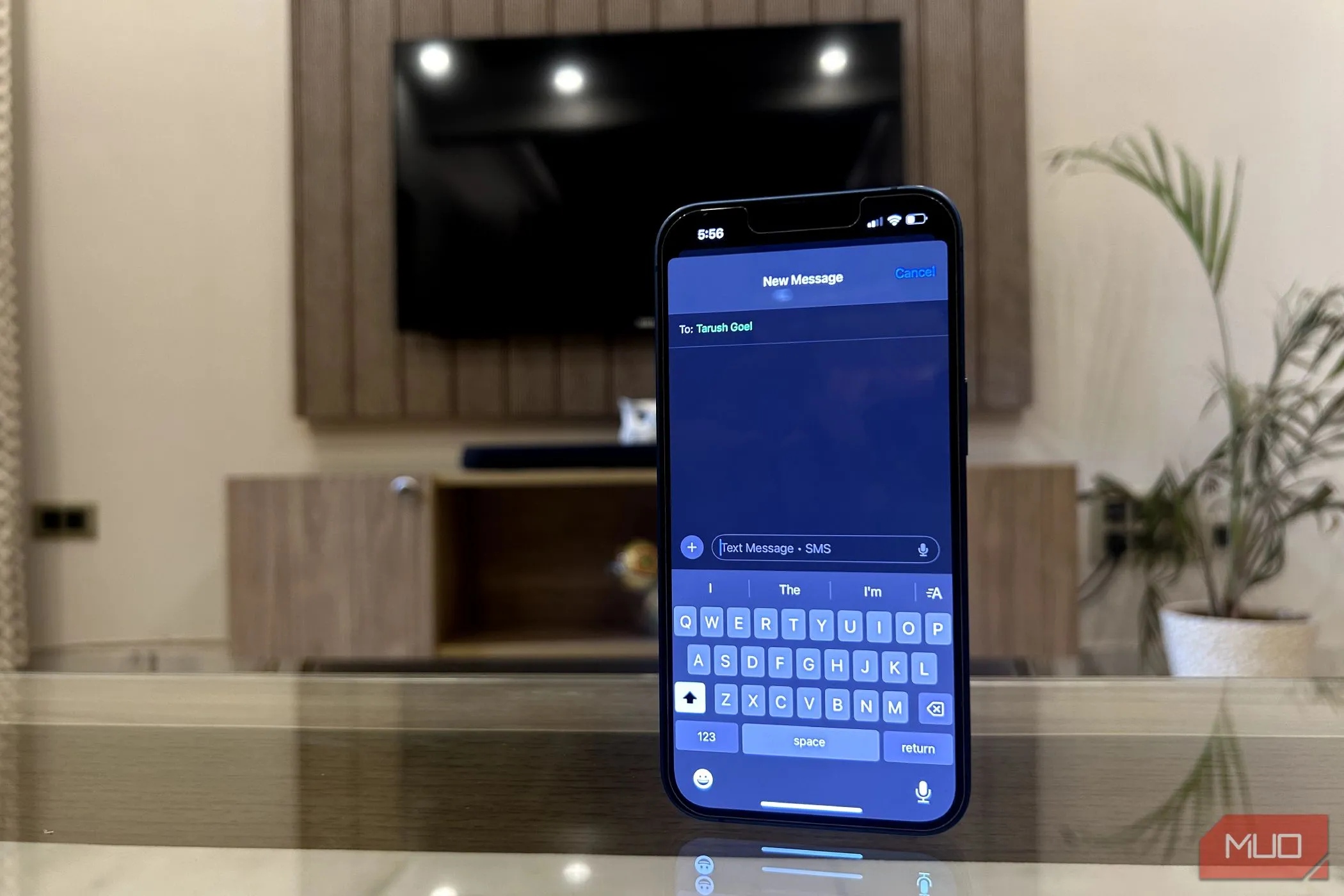 Một chiếc iPhone đang hiển thị ứng dụng Tin nhắn với giao diện SMS, minh họa cho sự lỗi thời của tin nhắn truyền thống