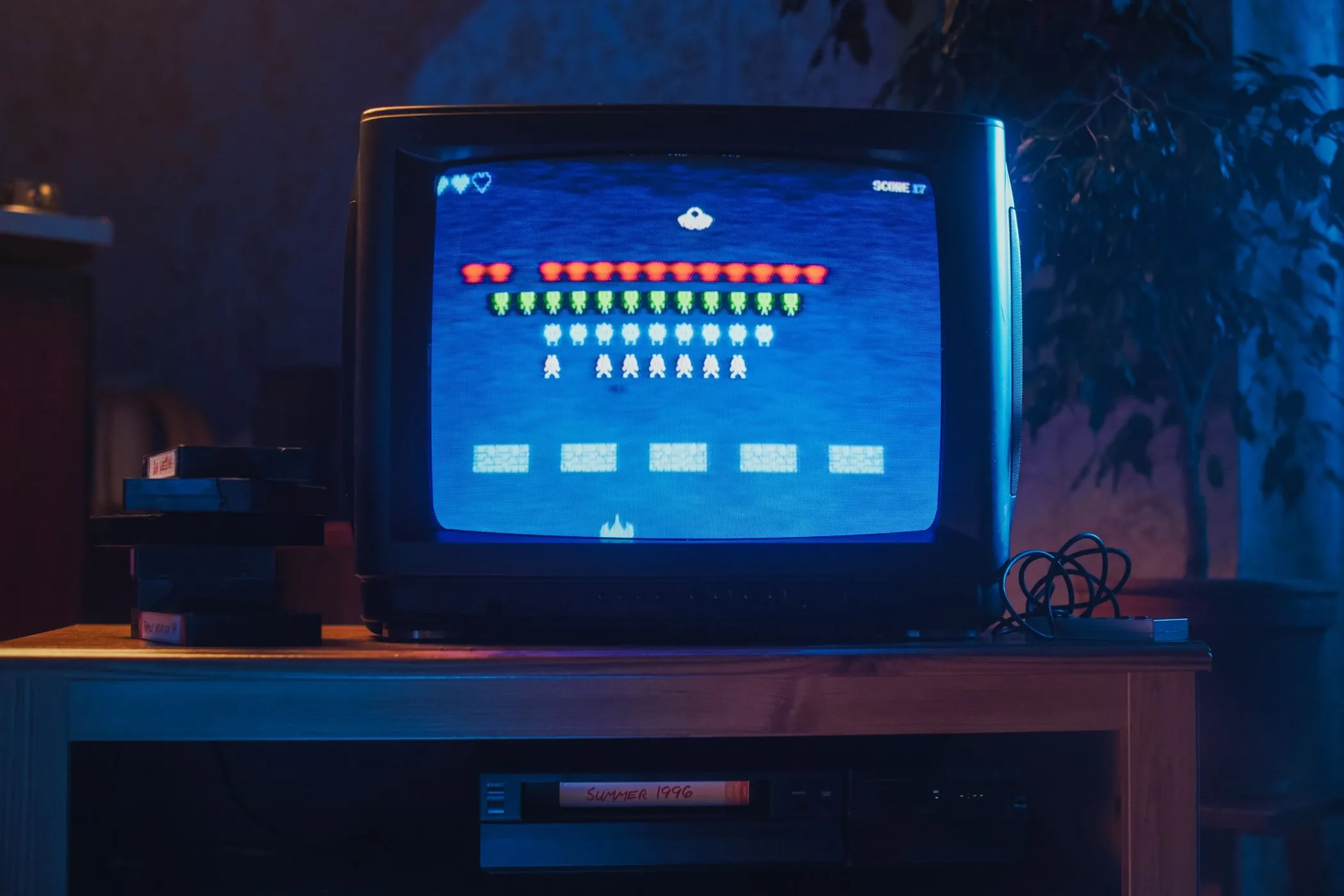 Một chiếc TV cũ đang hiển thị cảnh chơi game retro