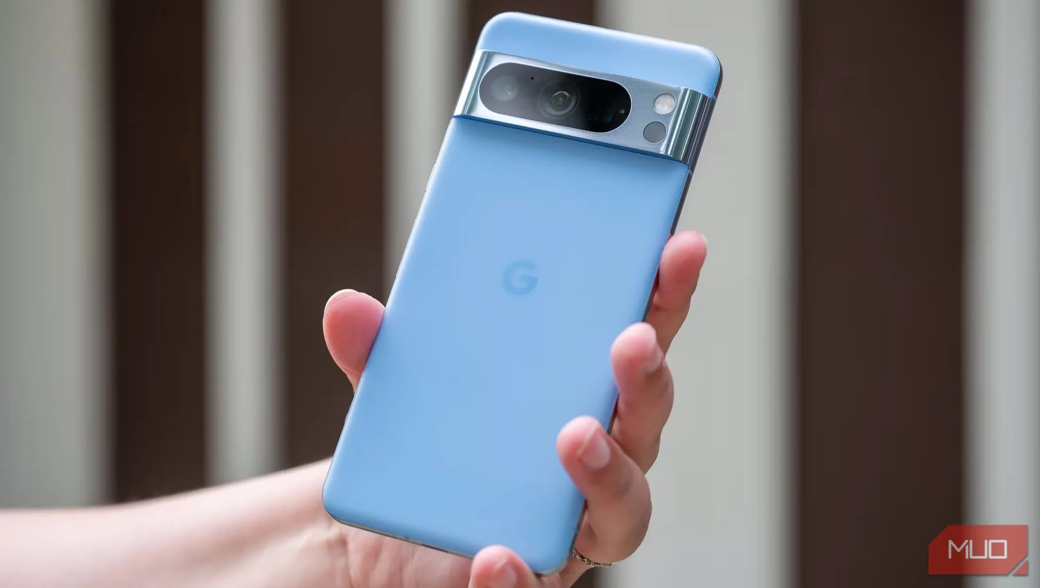 Một người đàn ông cầm chiếc Google Pixel 8 Pro khoe mặt lưng điện thoại