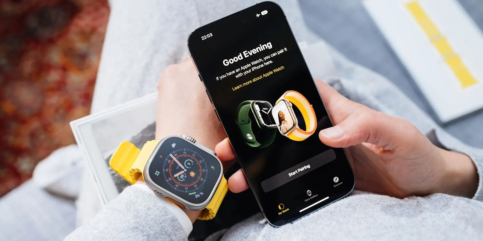 Một người đàn ông đang cố gắng ghép nối đồng hồ Apple Watch Ultra với chiếc iPhone của mình.