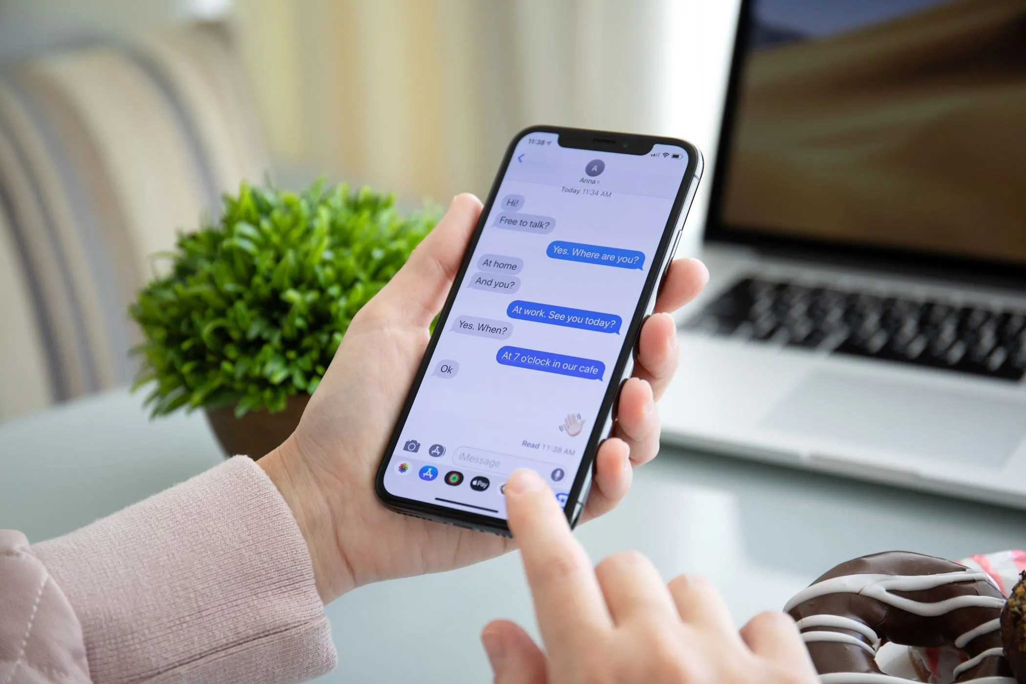 Một phụ nữ đang sử dụng iMessage trên iPhone, minh họa trải nghiệm nhắn tin độc quyền của Apple.