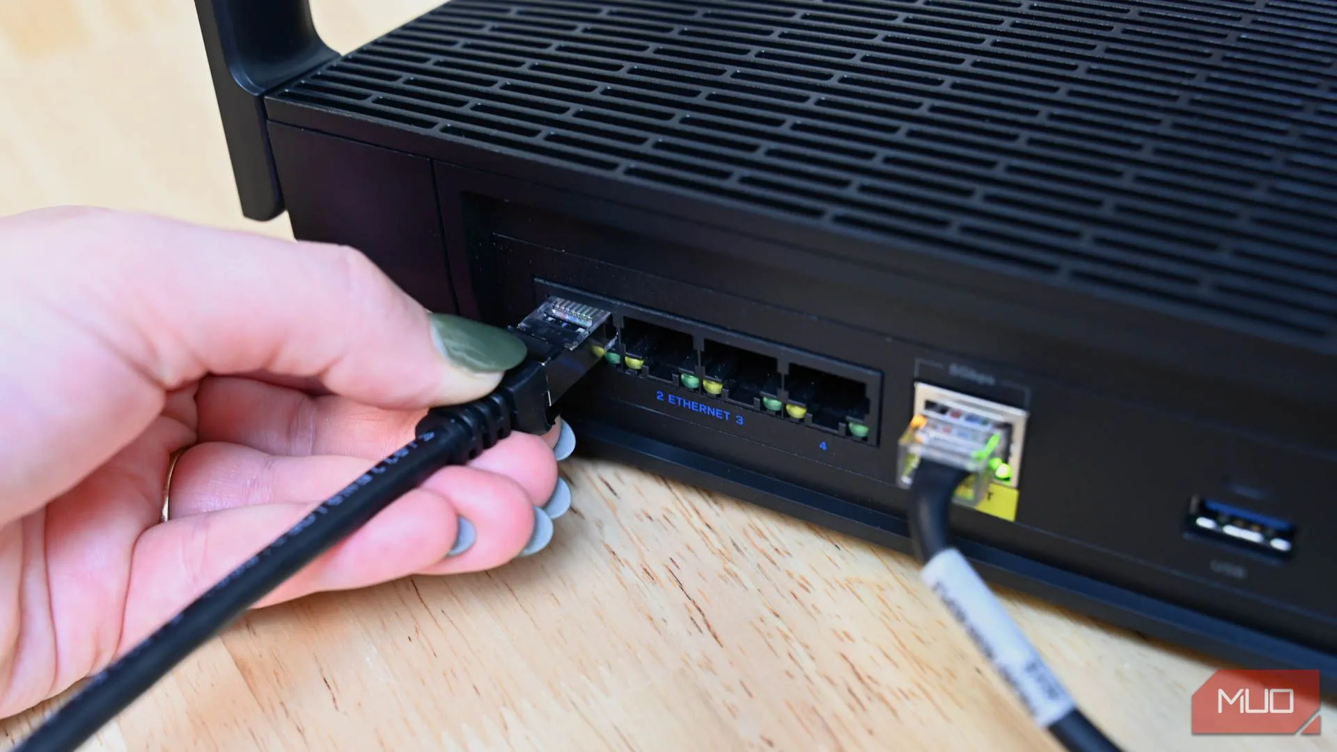 Người cắm cáp Ethernet Cable Matters vào router