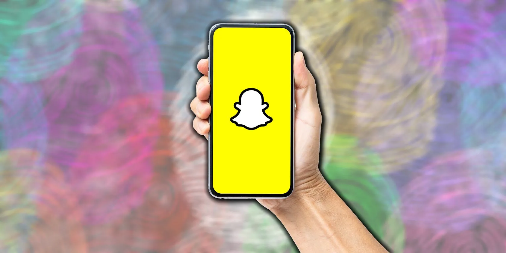 Người cầm điện thoại thông minh hiển thị Snapchat