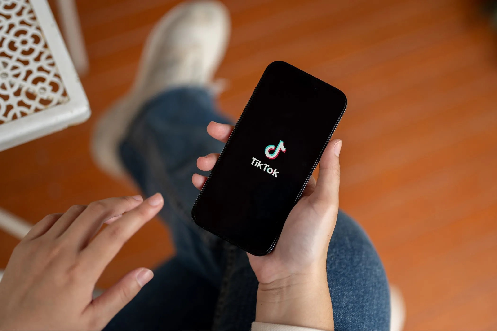Người cầm điện thoại thông minh với ứng dụng TikTok