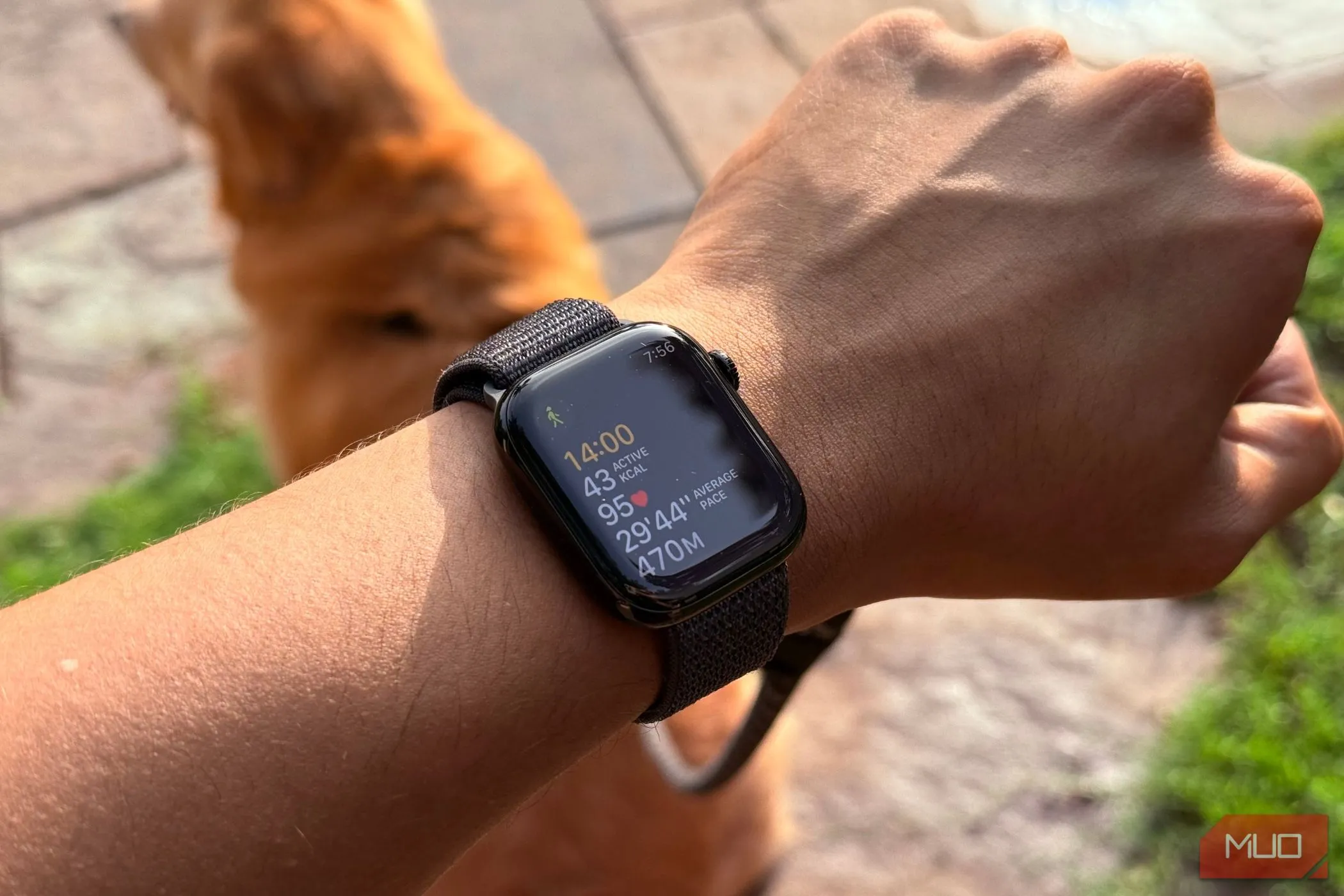 Người đàn ông đeo Apple Watch hiển thị ứng dụng tập luyện với các chỉ số hoạt động.