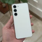 Người dùng cầm điện thoại Samsung Galaxy S23 màu đen
