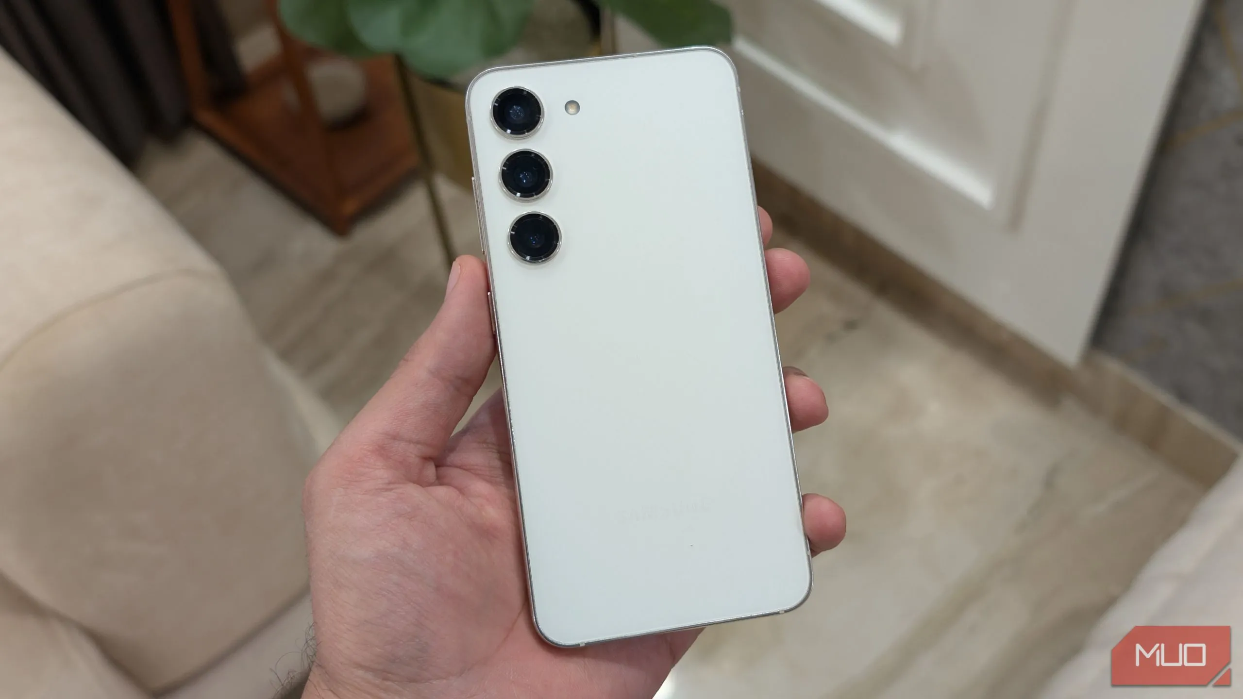 Người dùng cầm điện thoại Samsung Galaxy S23 màu đen
