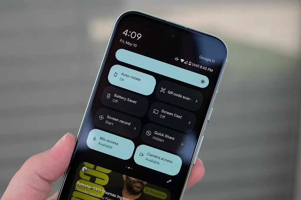 Người dùng đang cầm điện thoại Google Pixel 8a, minh họa một thiết bị công nghệ hiện đại cần được bảo vệ bề mặt.