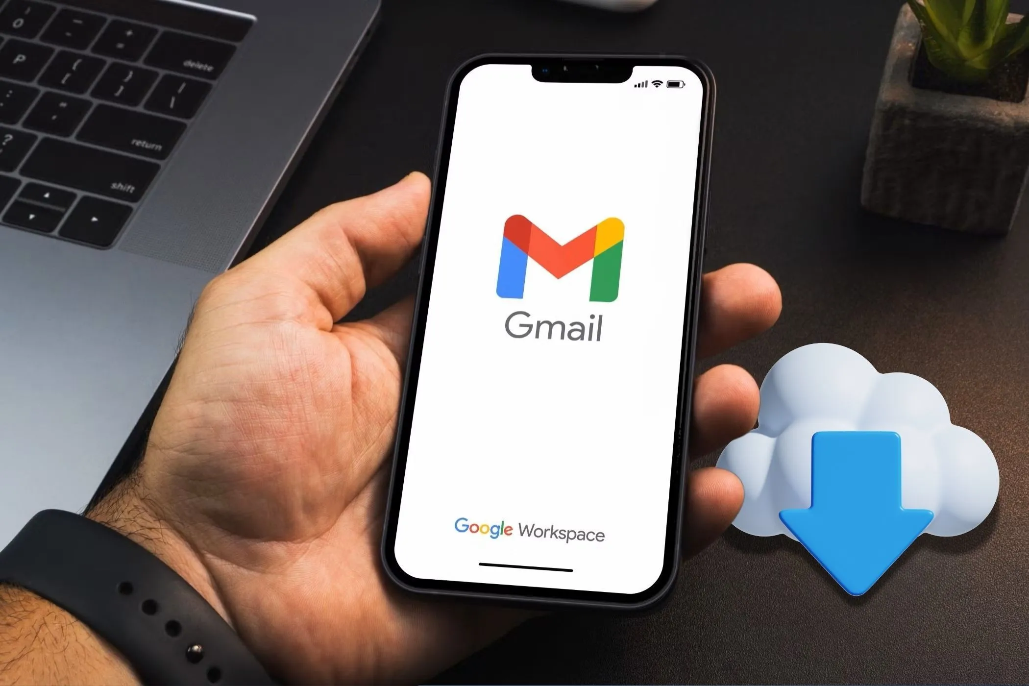 Người dùng đang cầm điện thoại mở ứng dụng Gmail với biểu tượng tải xuống