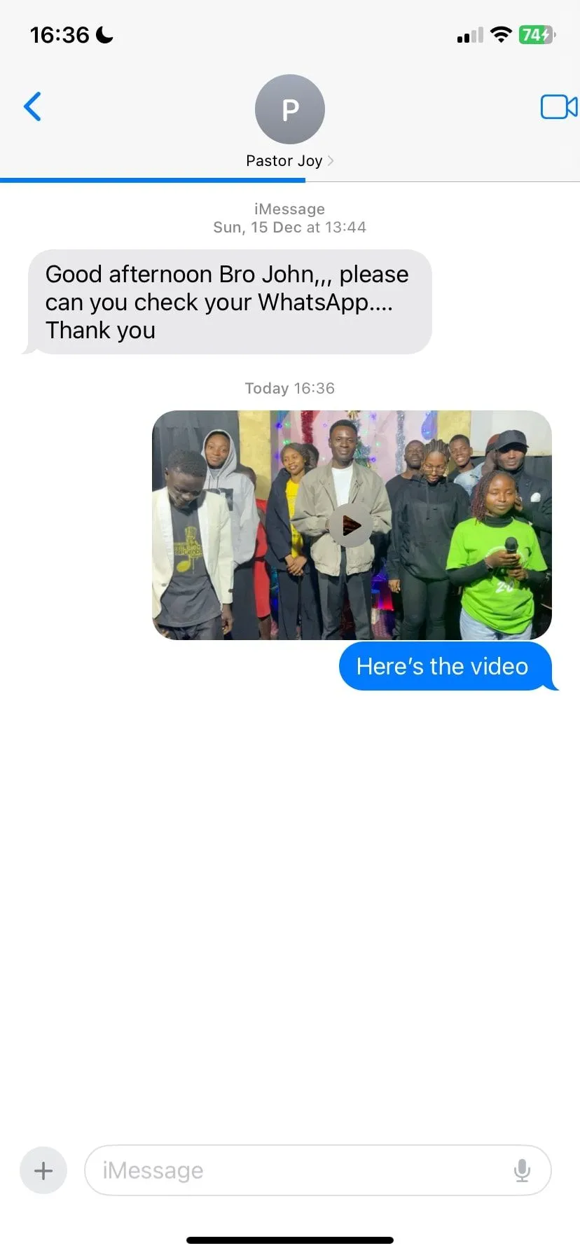Người dùng đang gửi video trong cuộc trò chuyện iMessage