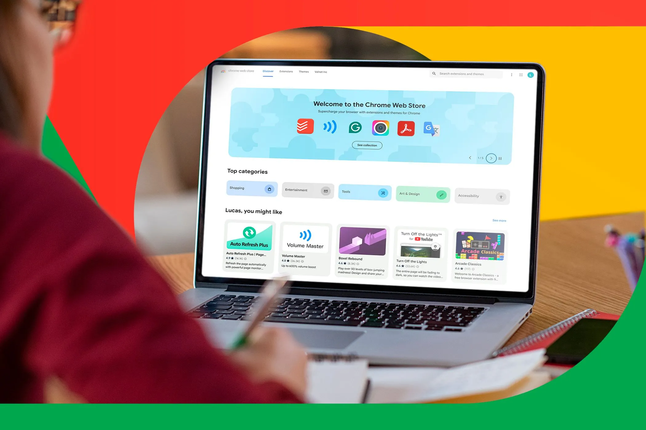 Người dùng đang nghiên cứu với Google Chrome Web Store trên laptop