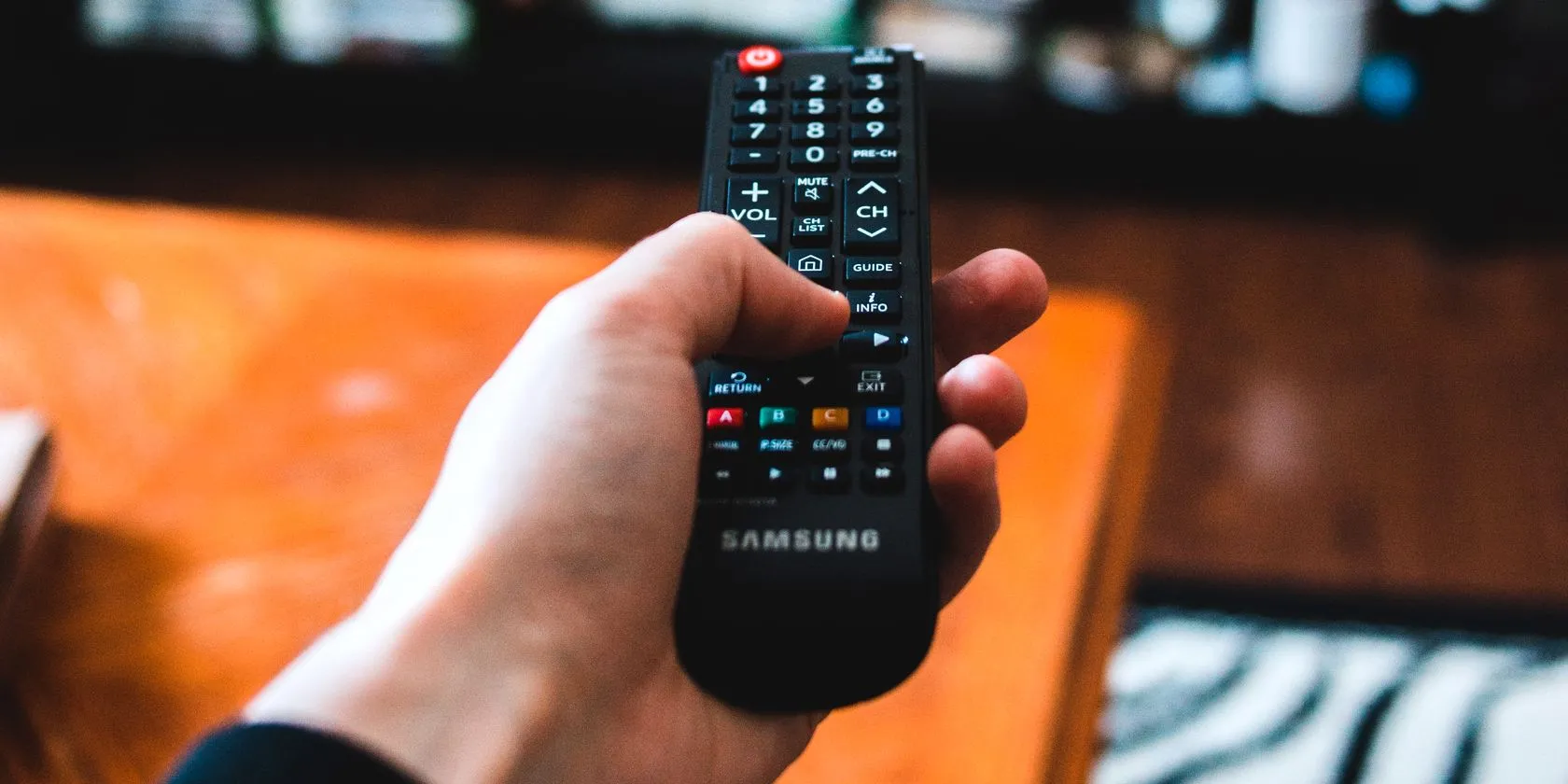 Người dùng đang sử dụng điều khiển từ xa để chuyển kênh TV