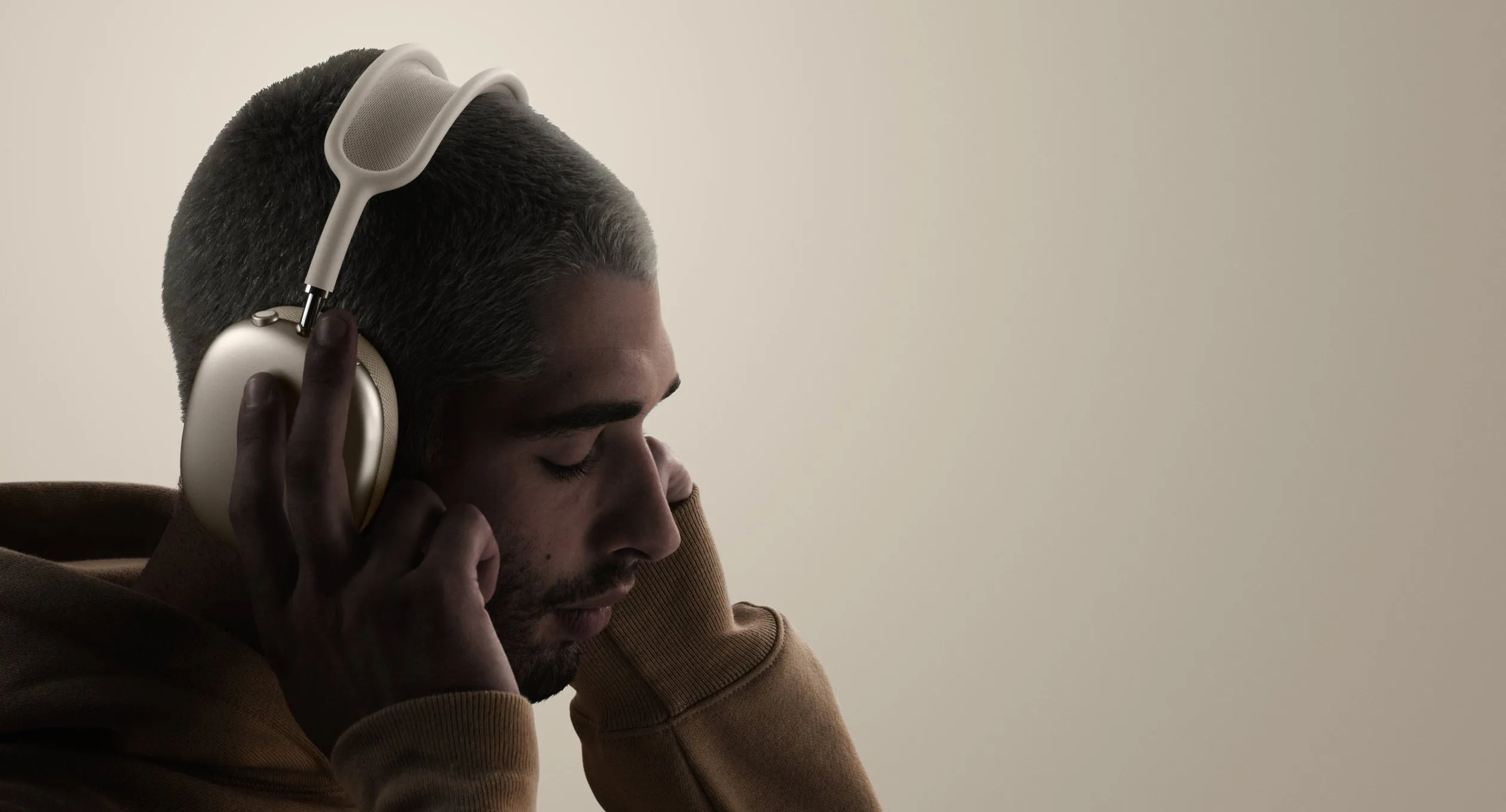 Người dùng đang trải nghiệm đeo tai nghe AirPods Max