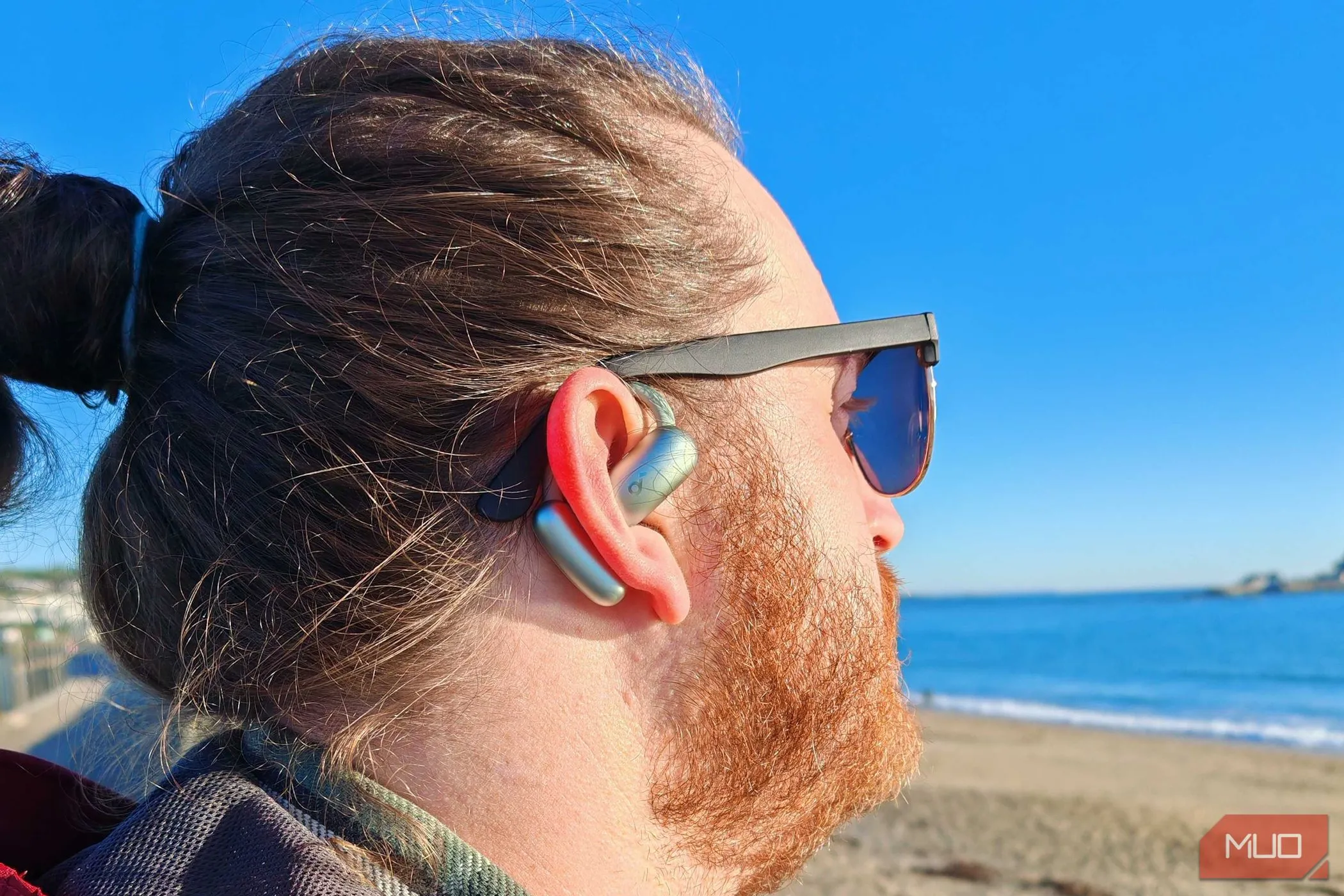 Người dùng đeo tai nghe Soundcore AeroFit 2 ôm sát vành tai