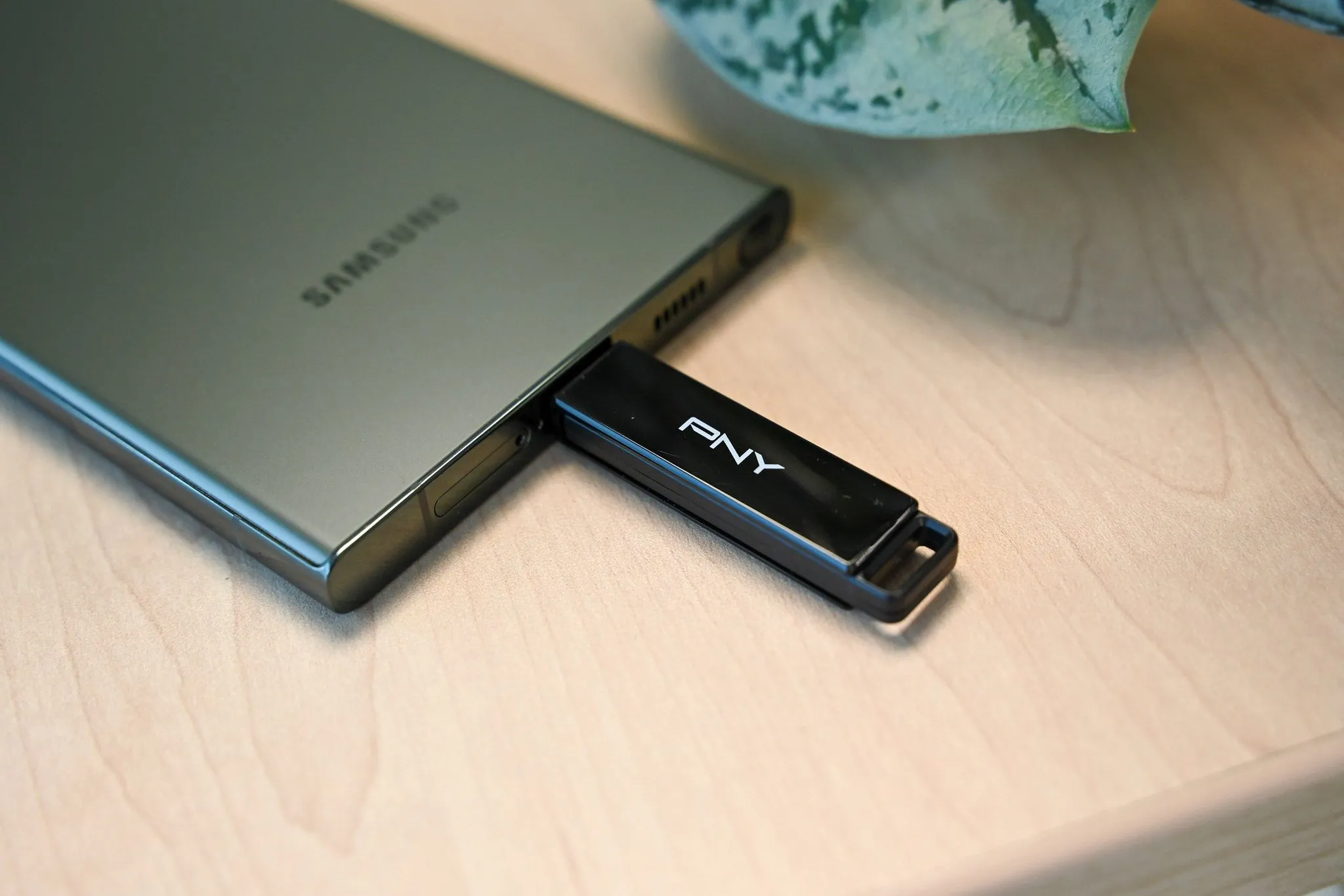 Ổ đĩa flash PNY Elite X Type-C được cắm vào điện thoại Samsung để mở rộng bộ nhớ.