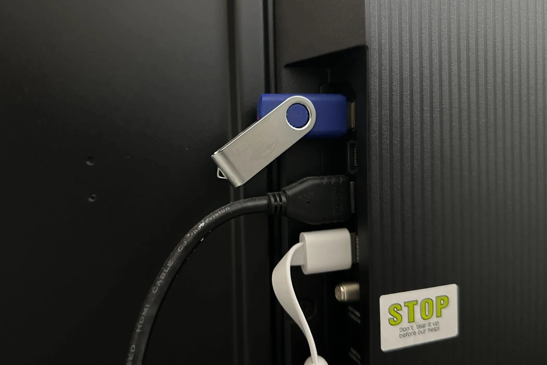 Ổ USB có chứa video được cắm vào TV