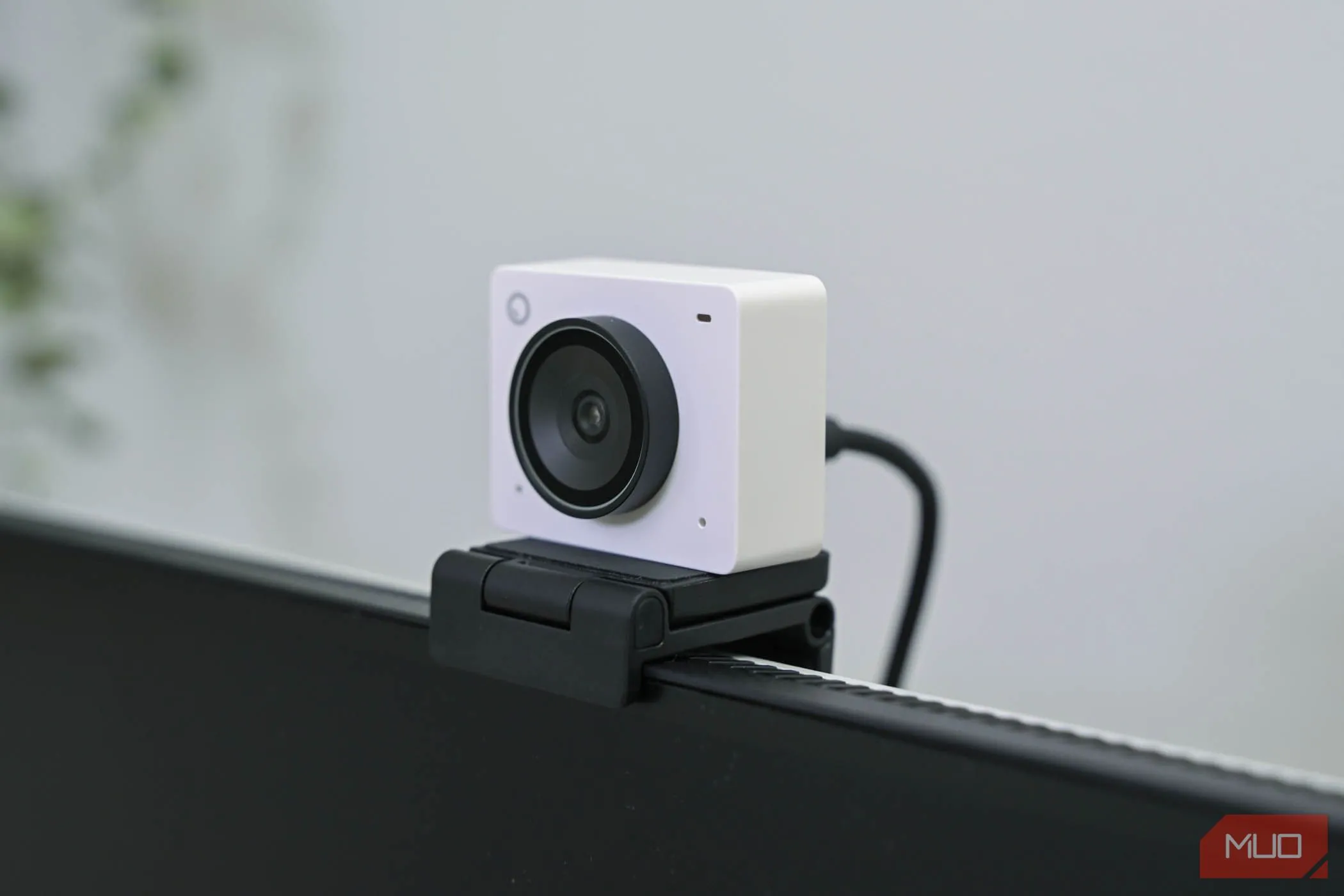 OBSBOT Meet 2 được đặt trên màn hình máy tính, tắt nguồn