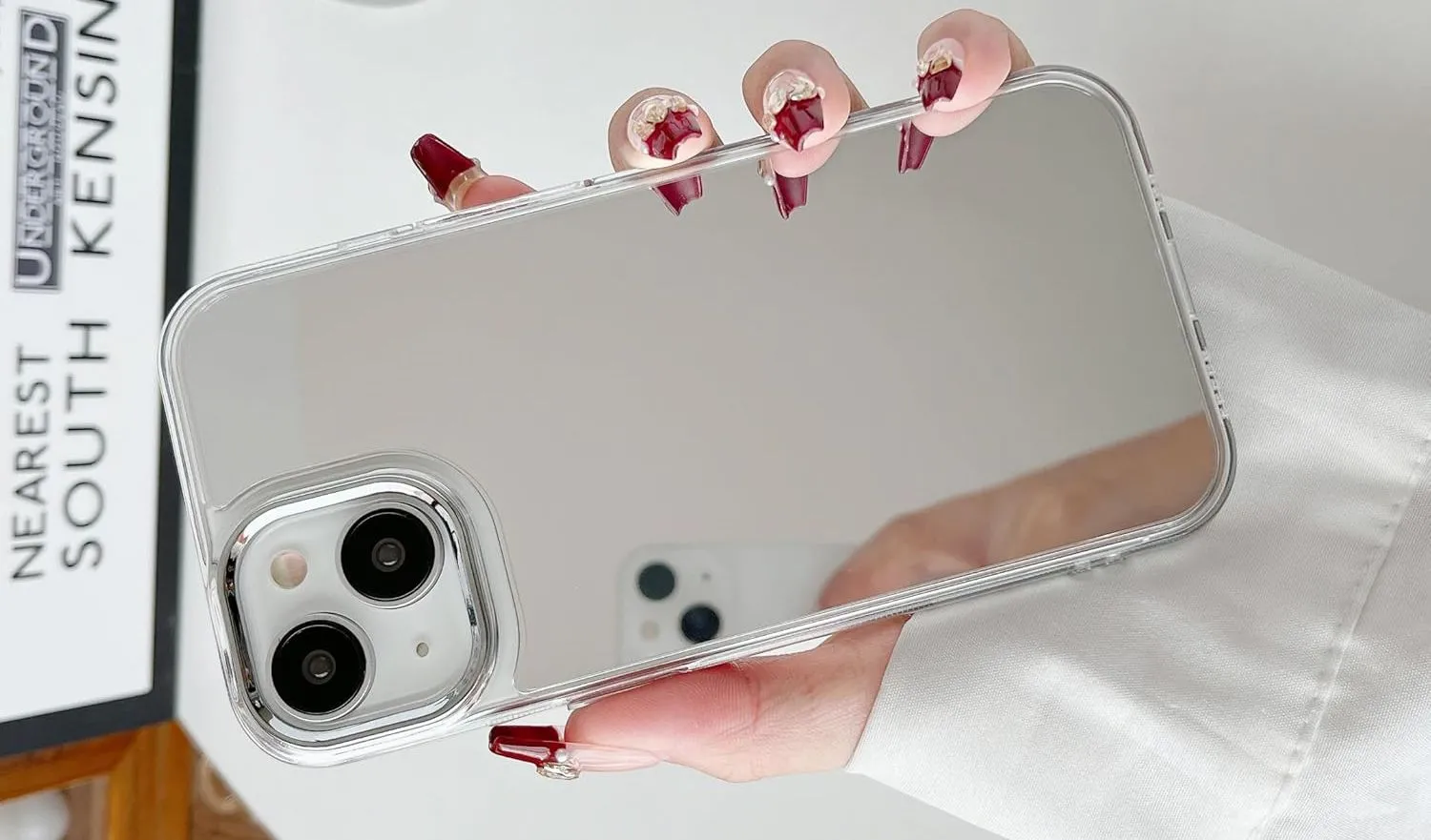 Ốp lưng iPhone có gương phản chiếu màu vàng giúp kiểm tra nhanh diện mạo