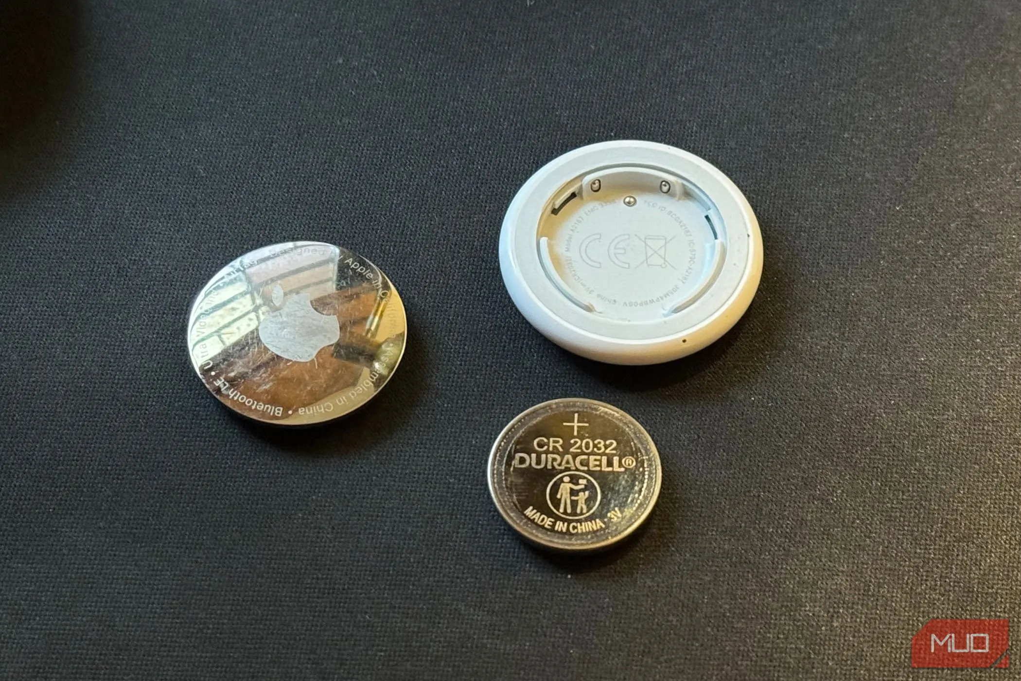 Pin CR 2032 của AirTag và thiết bị đã tháo rời