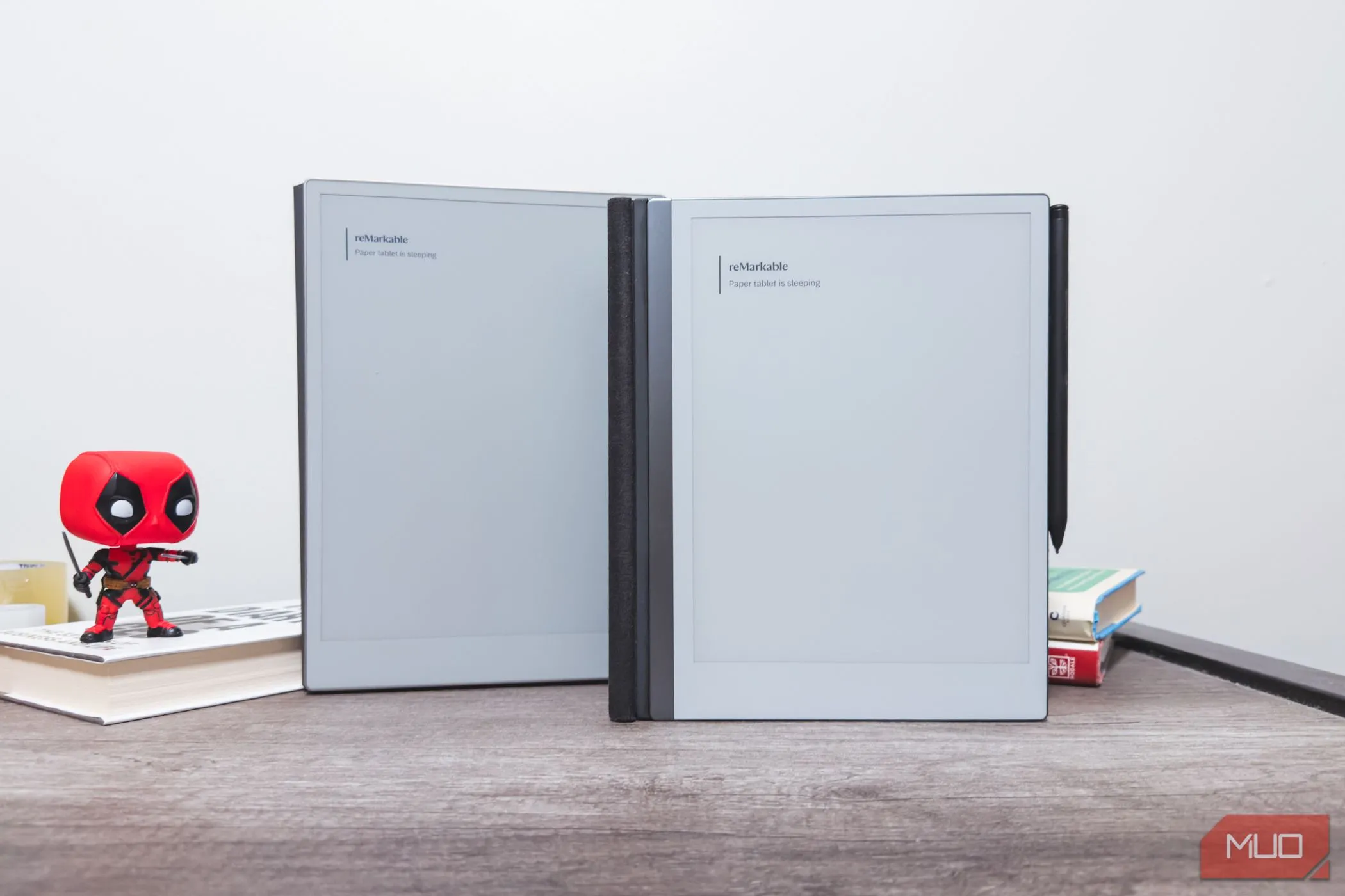 reMarkable Paper Pro và reMarkable 2 đang ở chế độ chờ, minh họa sự tiêu thụ năng lượng thấp của màn hình E Ink