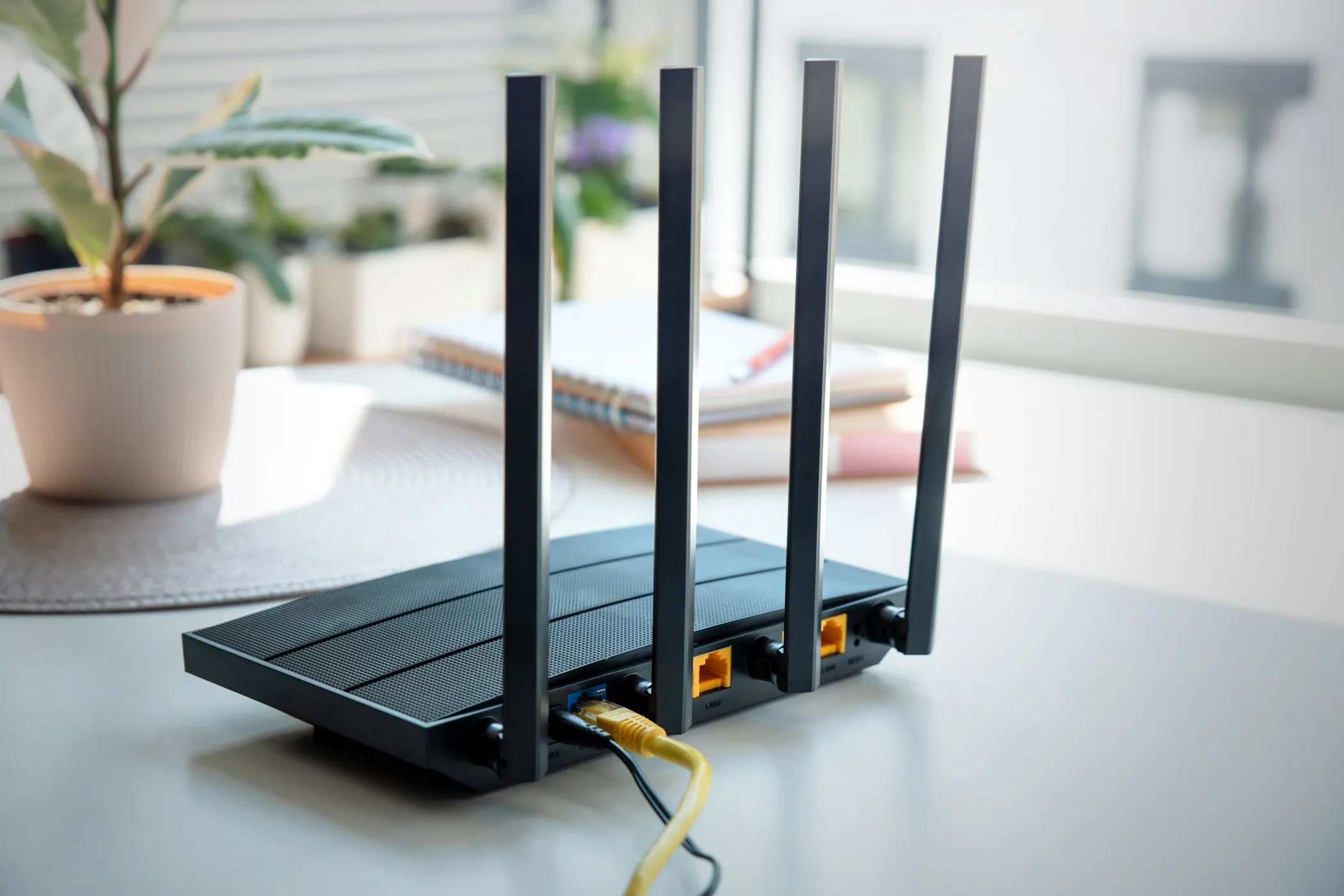 Router Wi-Fi hiện đại với bốn ăng-ten, nhắc nhở việc cập nhật firmware định kỳ