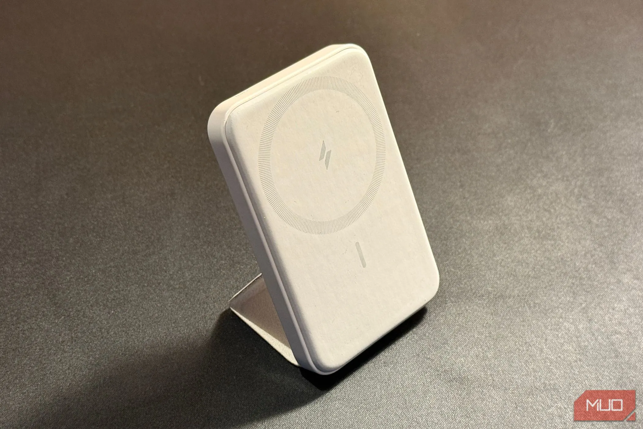 Sạc dự phòng Anker MagSafe trong chế độ chân đế trên bàn, thể hiện tính năng tiện lợi khi xem nội dung hoặc họp trực tuyến.