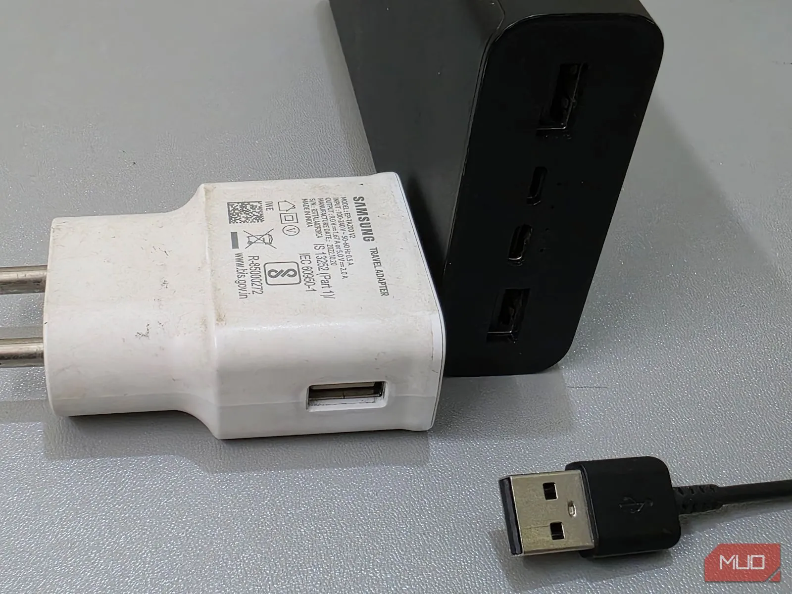 Sạc dự phòng, cáp sạc và củ sạc Samsung minh họa khả năng sạc qua USB-C