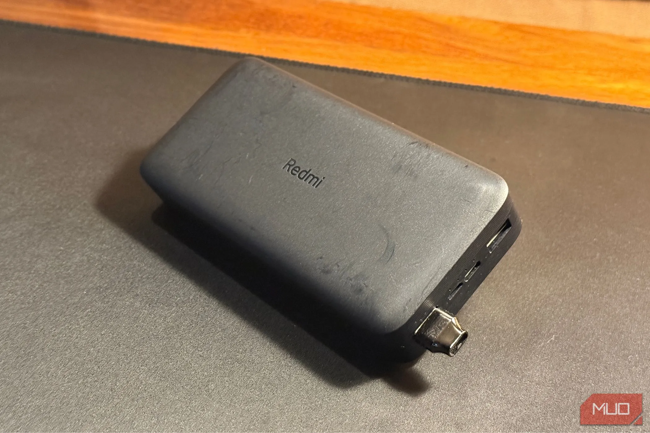 Sạc dự phòng Redmi 20000 mAh màu đen đặt trên bàn, tượng trưng cho dung lượng lớn và khả năng sạc nhiều thiết bị điện tử.