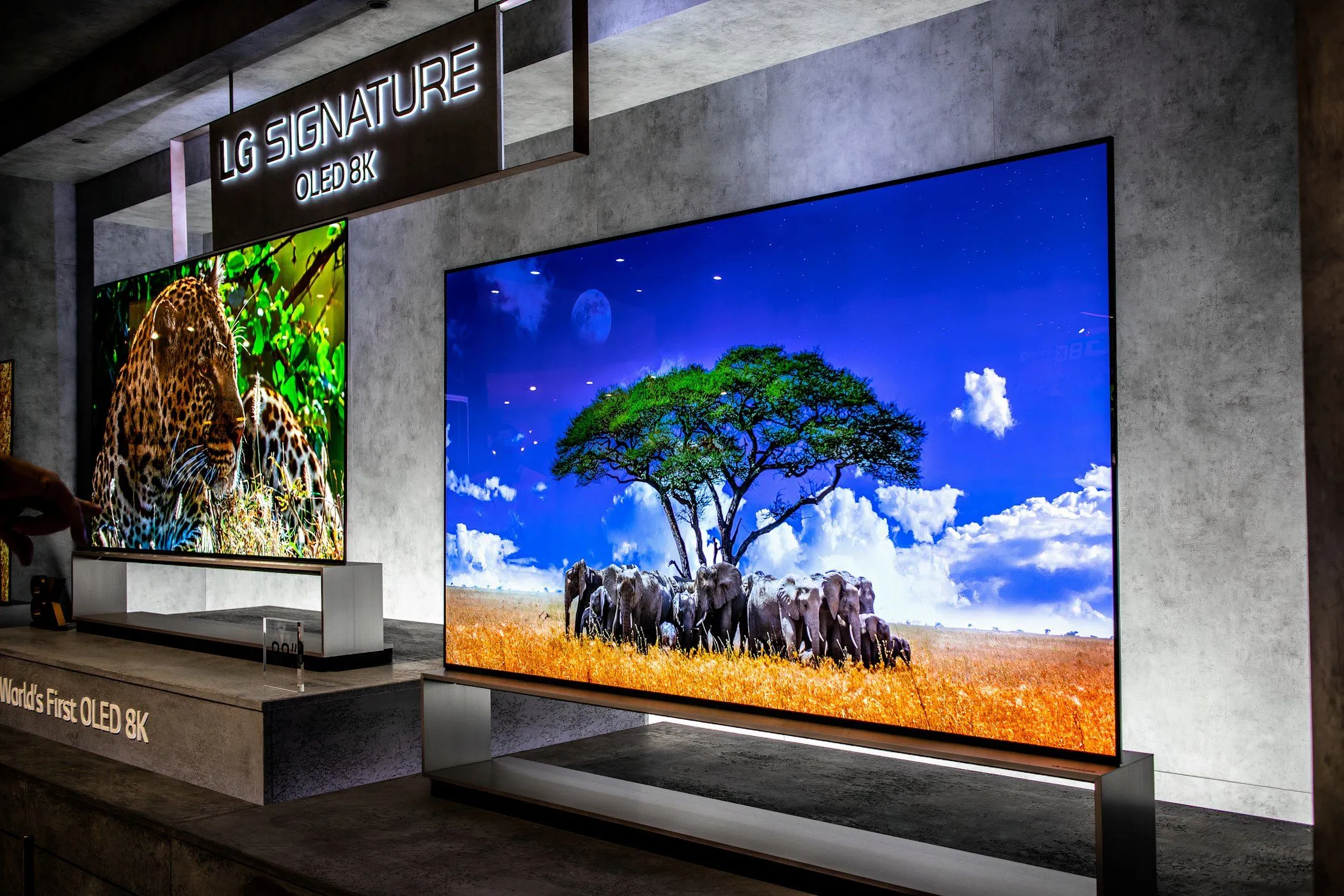 Smart TV LG trên chân đế tại một triển lãm công nghệ