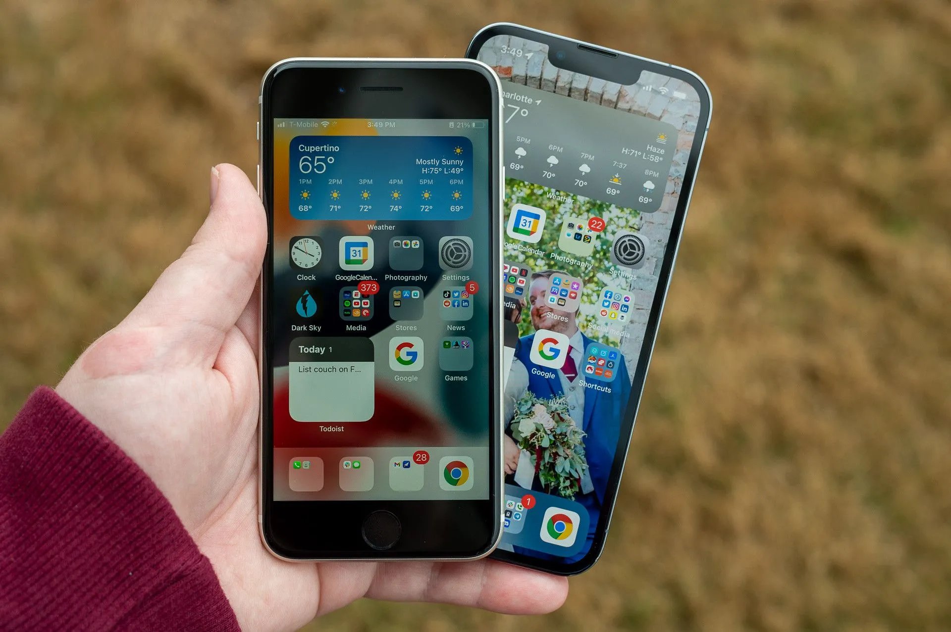 So sánh kích thước màn hình iPhone SE 2022 và iPhone 13 Pro, minh họa các thiết bị tương thích Apple Intelligence hạn chế.