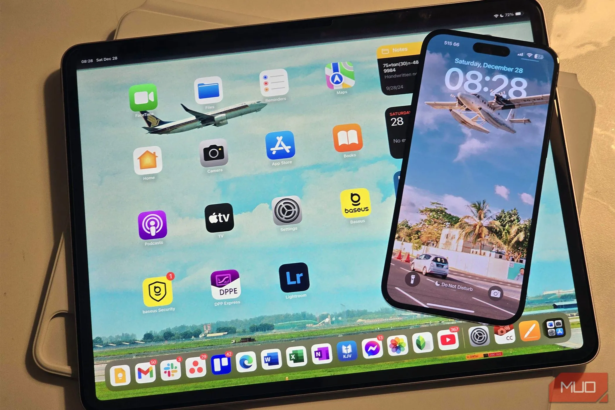 So sánh màn hình 13 inch của iPad Air với iPhone 14 Pro Max