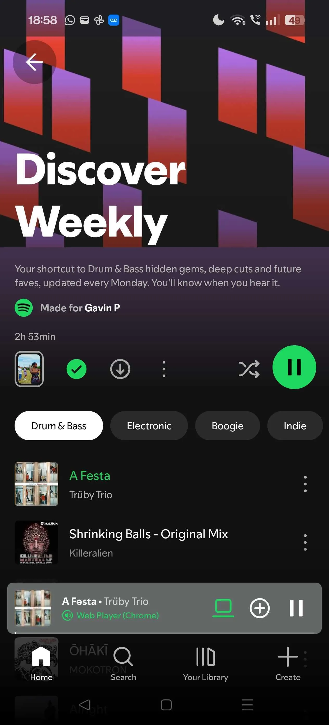 Spotify Discover Weekly trên điện thoại hiển thị tùy chọn lọc thể loại như drum and bass, tính năng thiếu vắng trên desktop.