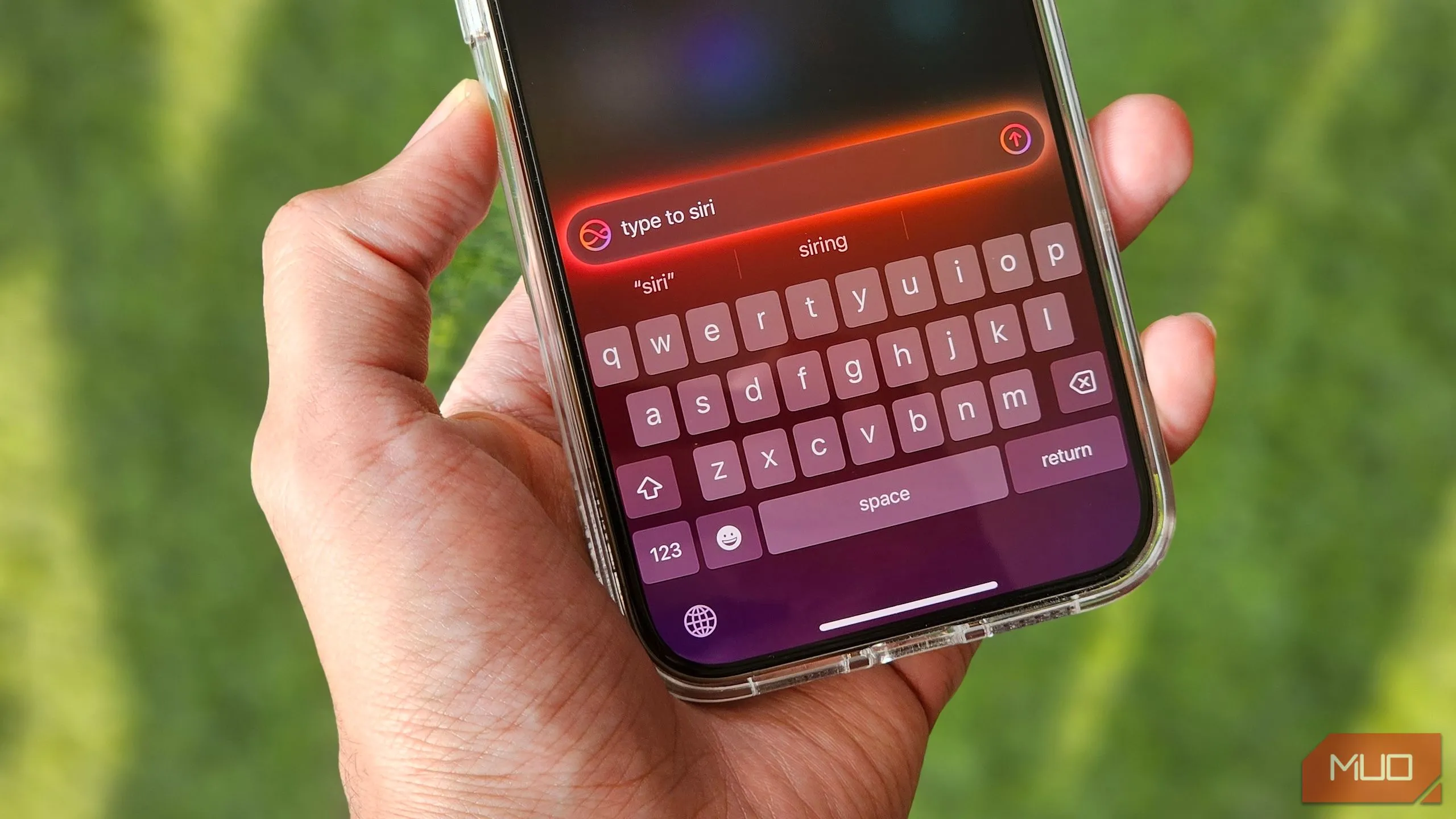 Sử dụng tính năng gõ để giao tiếp với Siri (Type to Siri) trên iPhone, cho thấy các tính năng Siri AI chưa hoàn thiện.