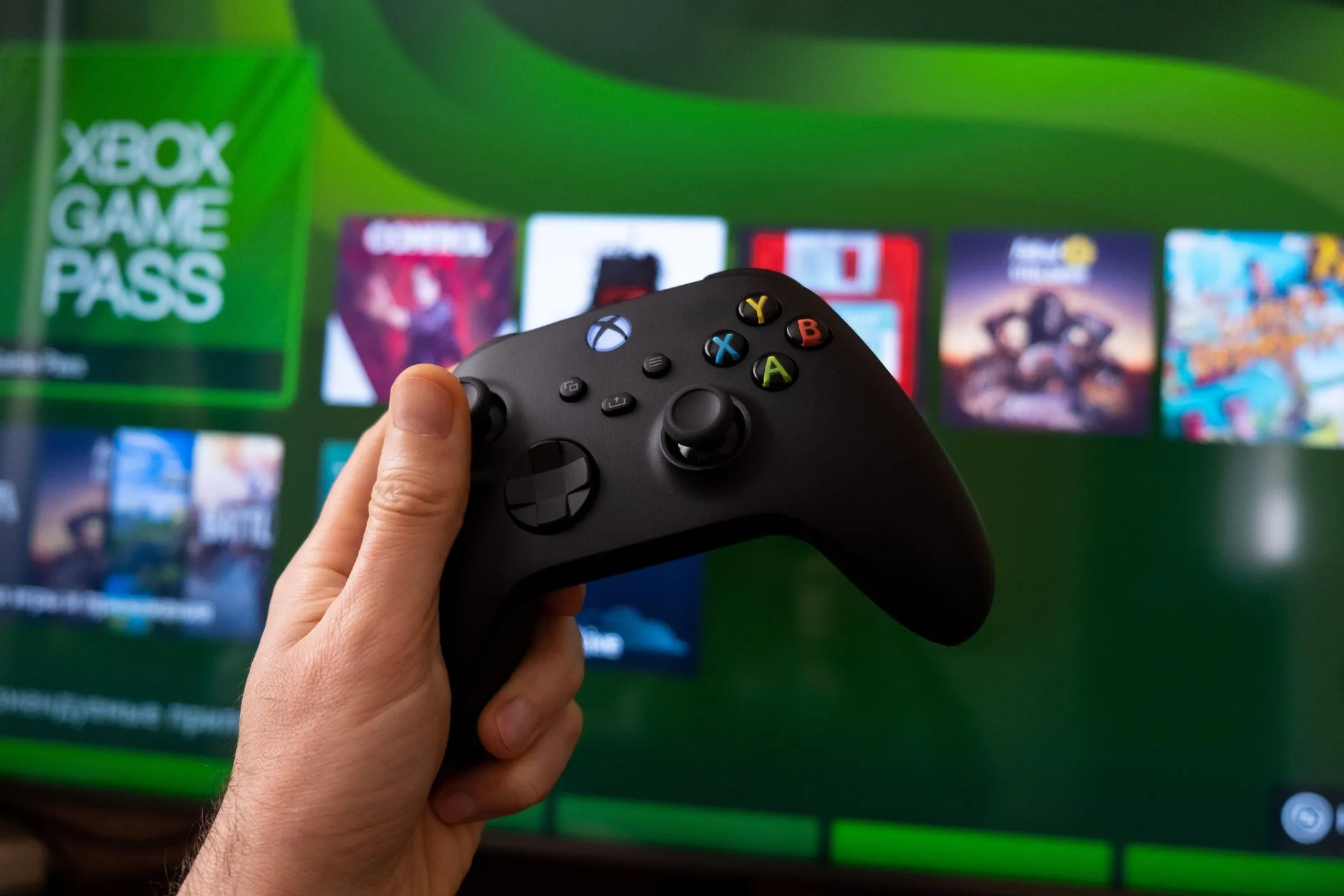 Tay cầm Xbox với màn hình hiển thị Xbox Game Pass, minh họa trải nghiệm chơi game có thể tối ưu với cài đặt âm thanh PCM.