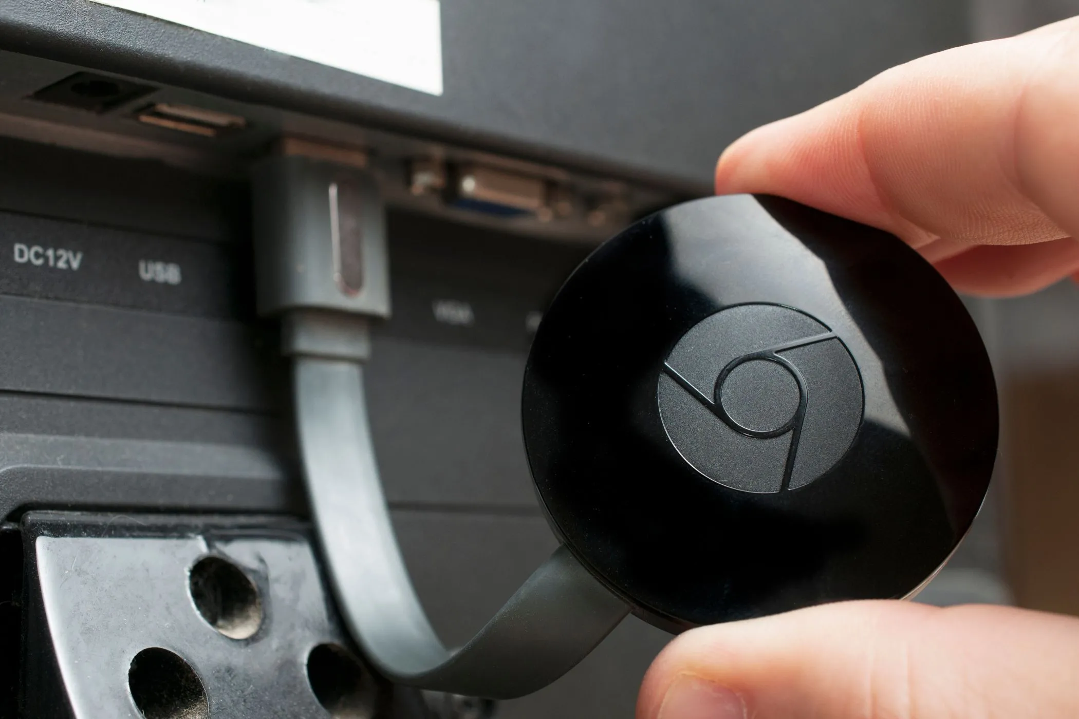 Thiết bị Chromecast cắm vào TV