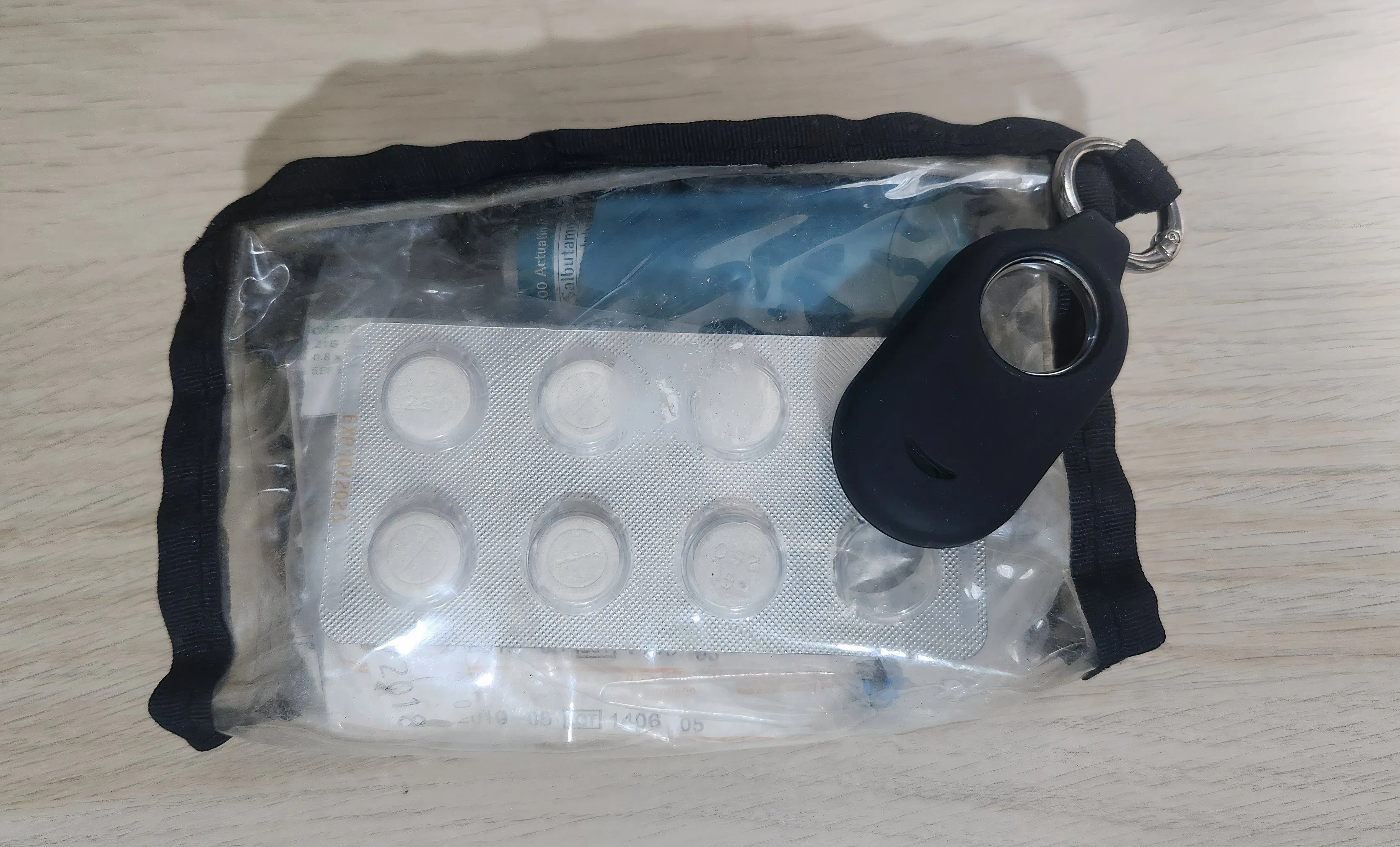 Thiết bị định vị AirTag bên trong túi thuốc cá nhân