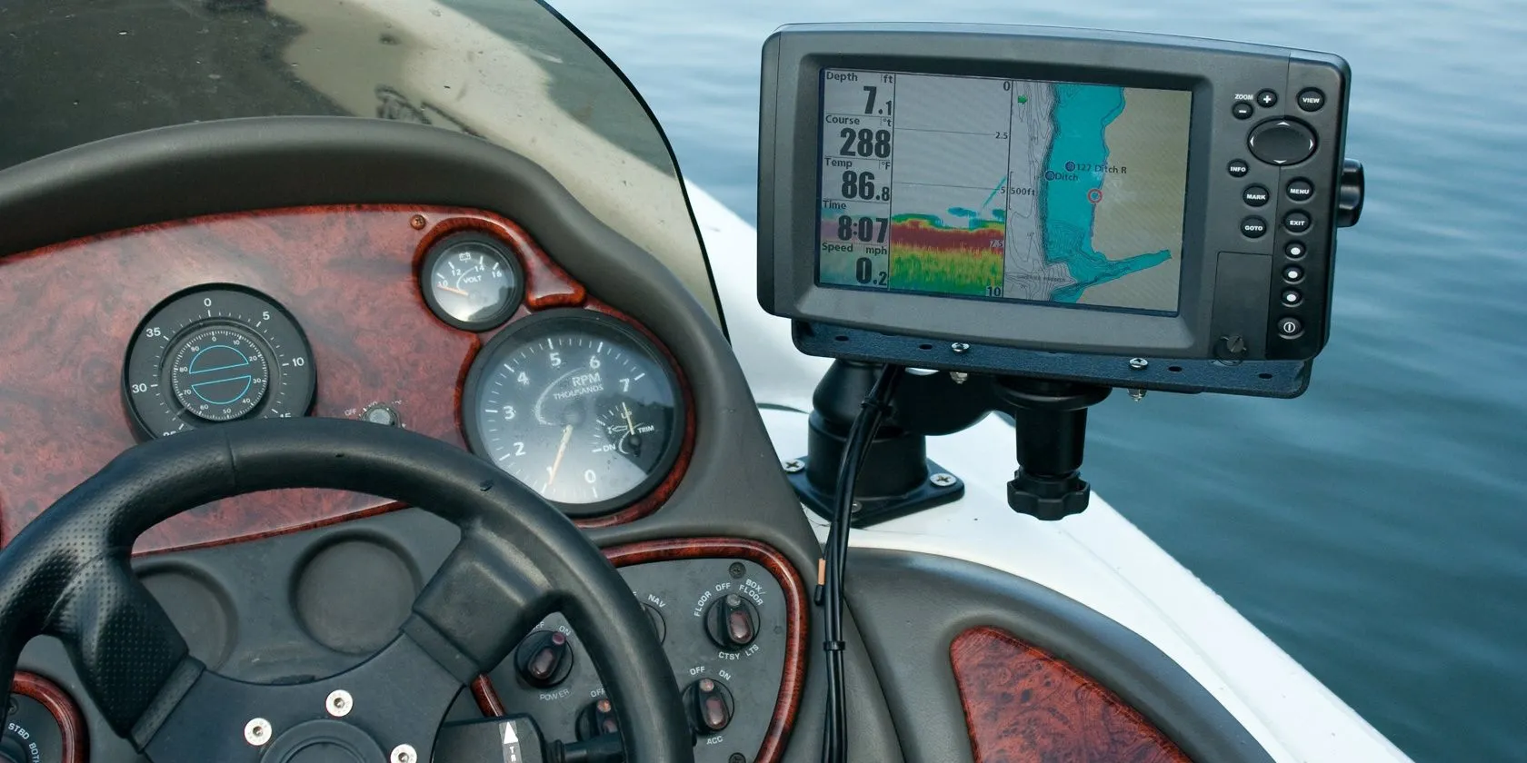 Thiết bị định vị GPS chuyên dụng được sử dụng trong các hoạt động ngoài trời như câu cá, trước khi smartphone phổ biến